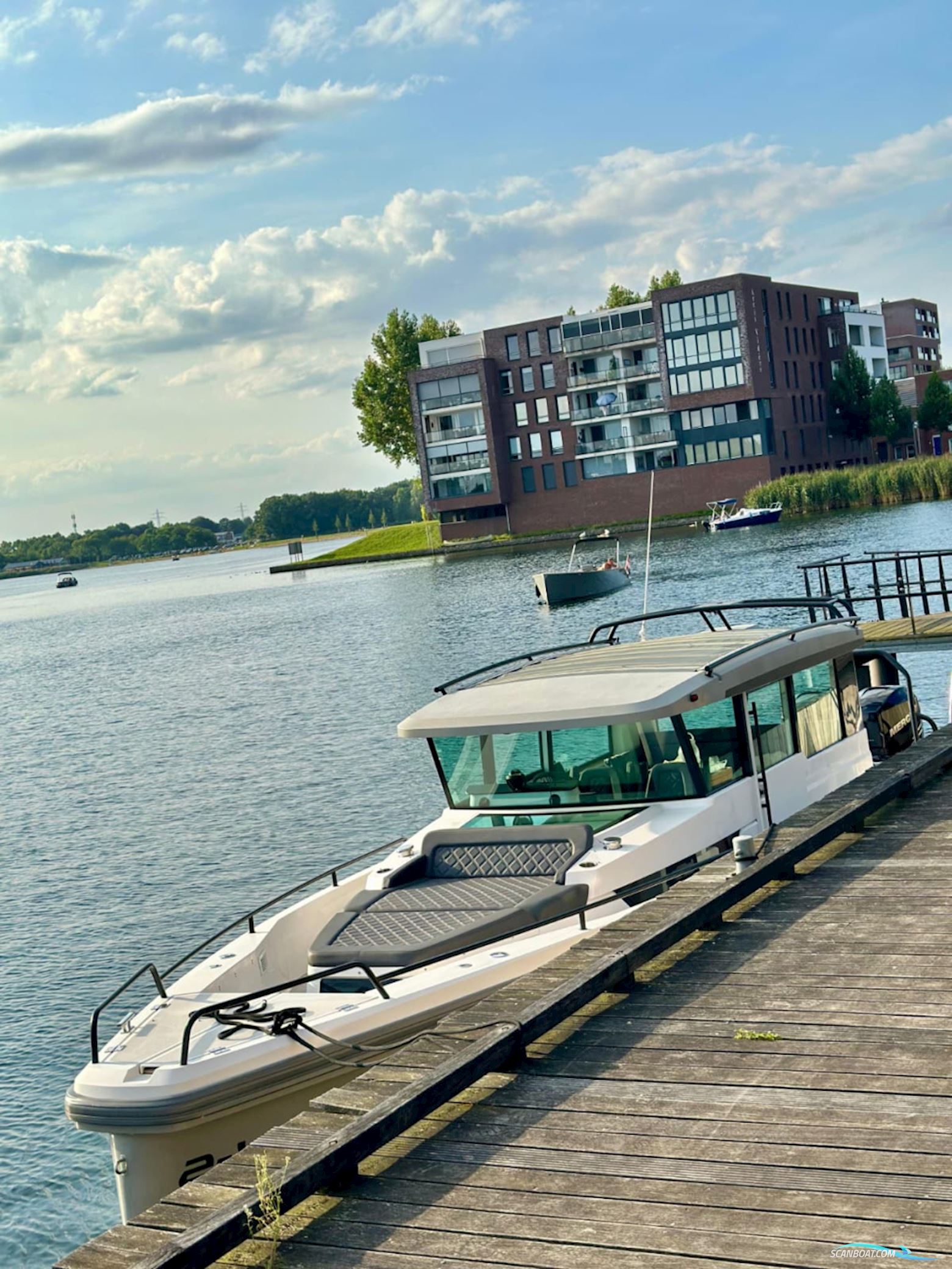 Axopar 37 Cabin