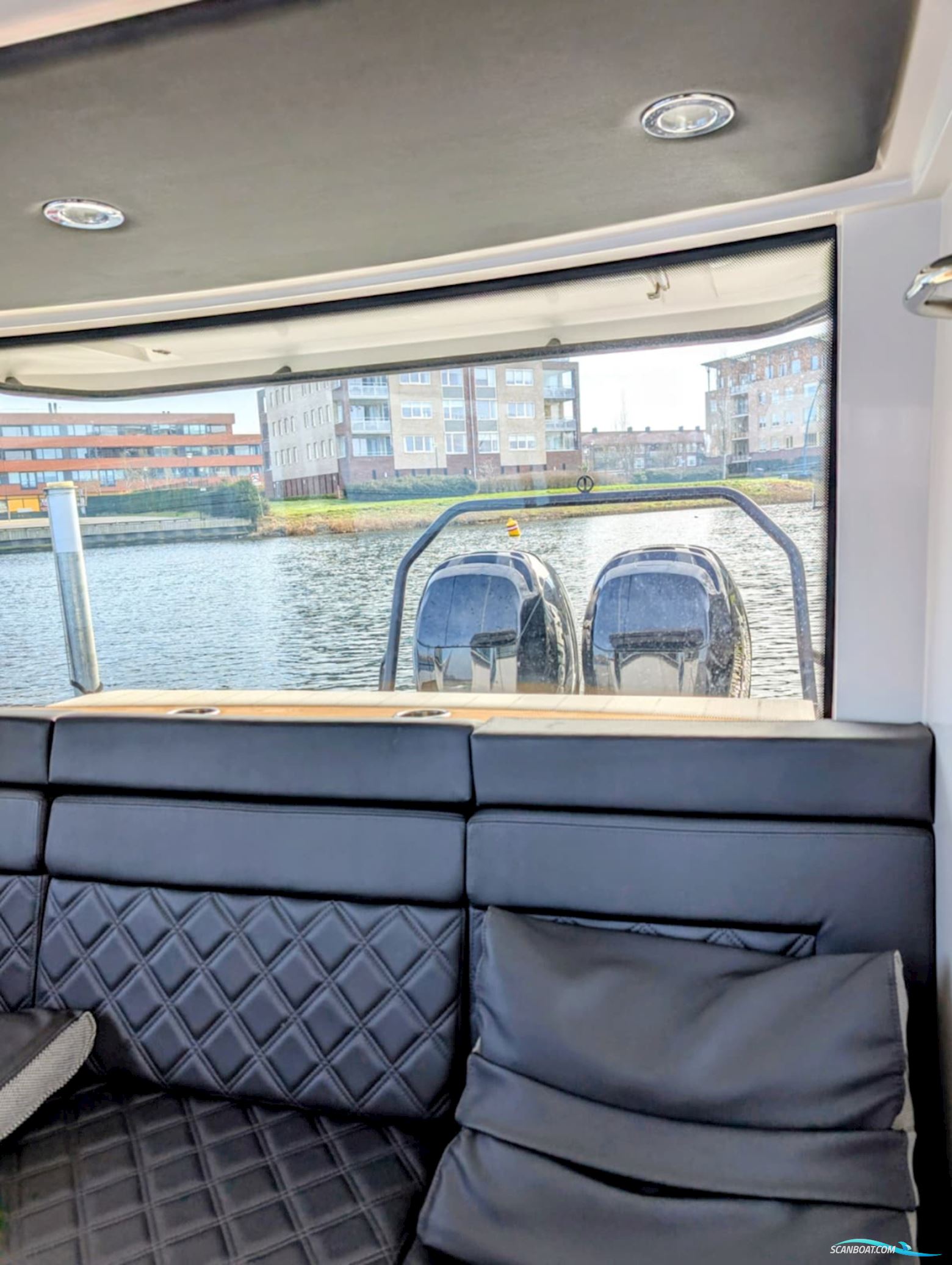 Axopar 37 Cabin