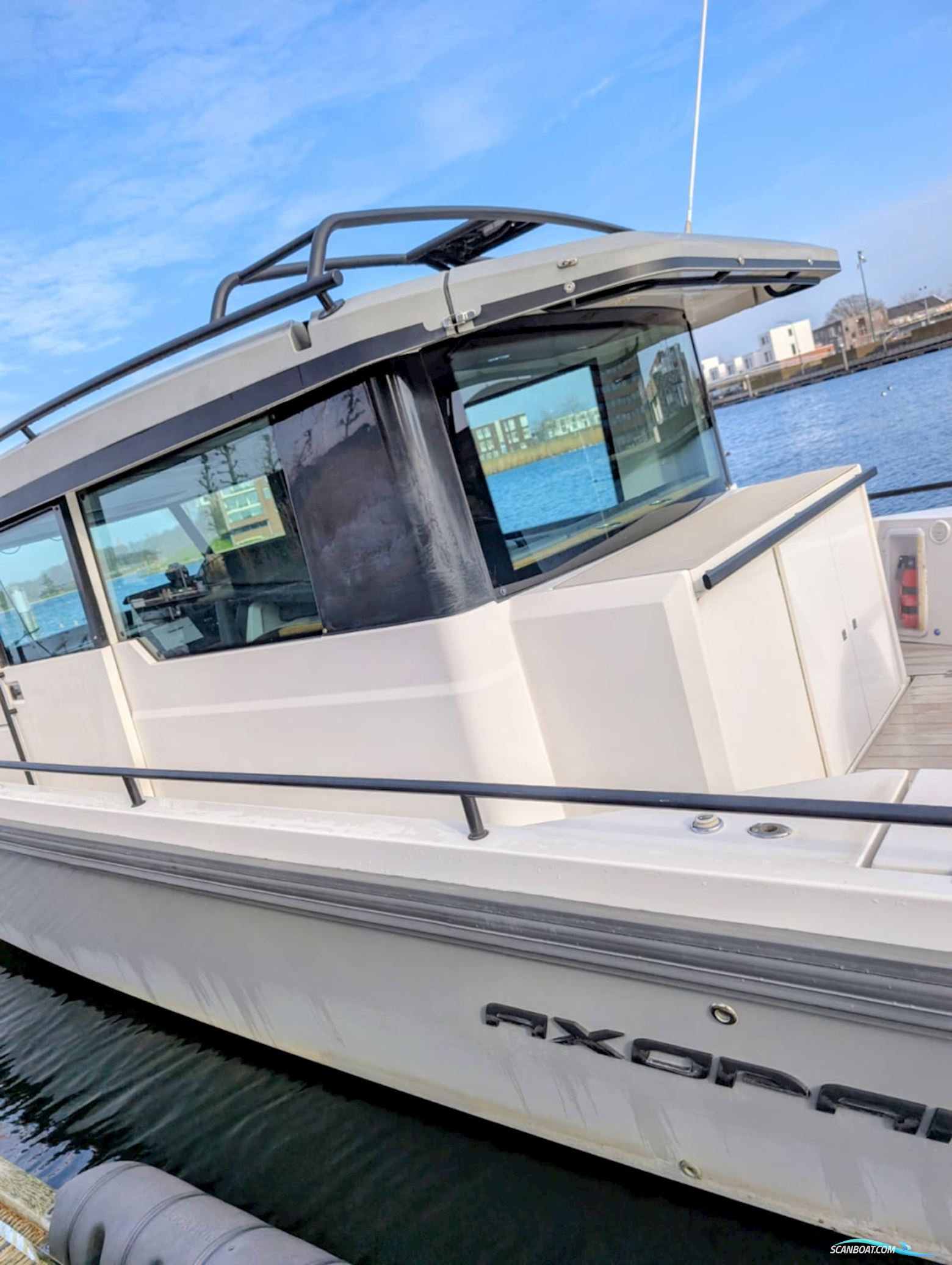 Axopar 37 Cabin