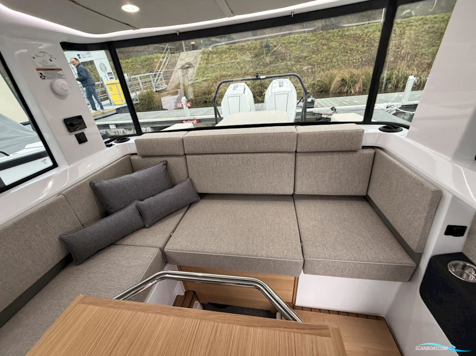 Axopar 37 Cross Cabin - U-Sofa