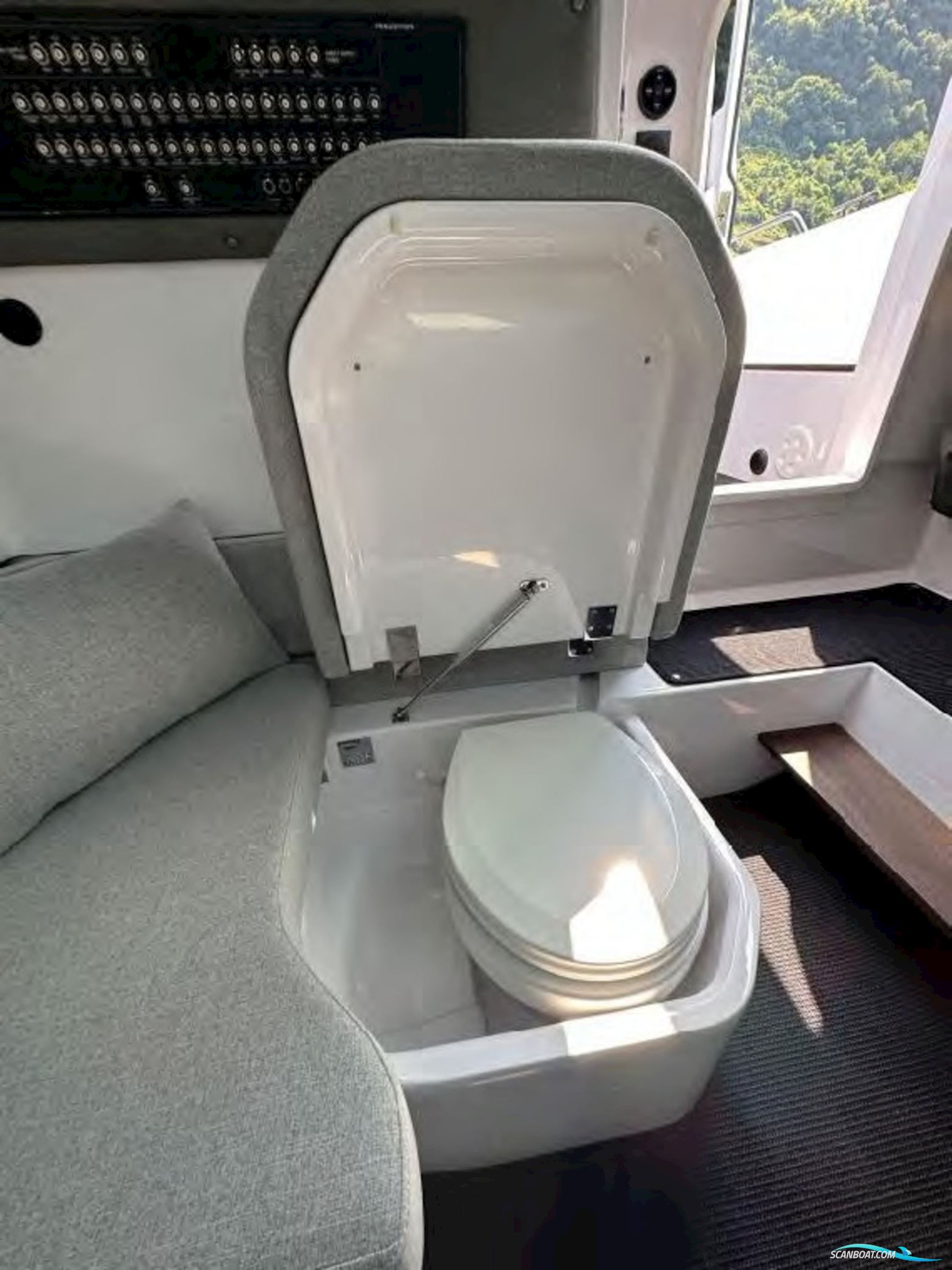 Axopar 37 Cross Cabin Brabus Line