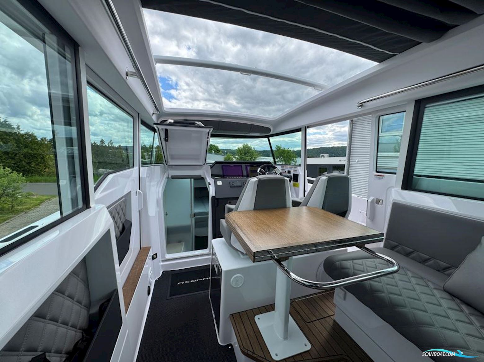 AXOPAR 37 Cross Cabin