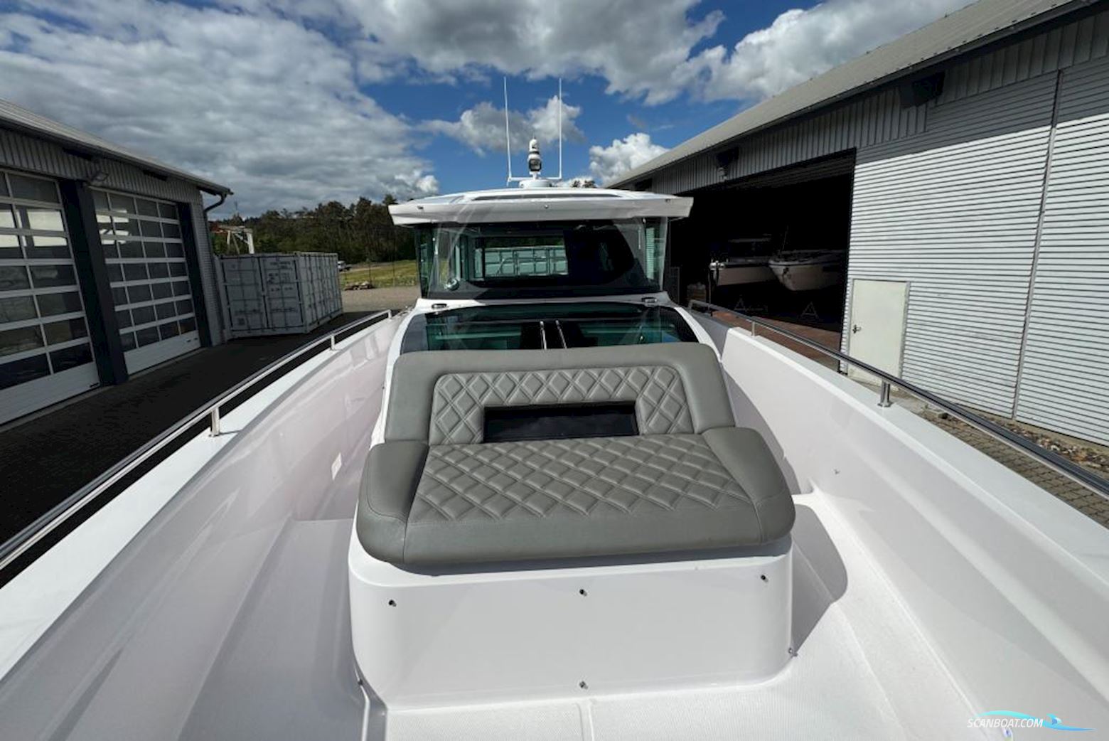 AXOPAR 37 Cross Cabin