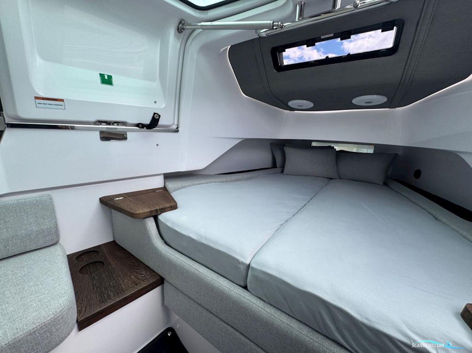 AXOPAR 37 Cross Cabin