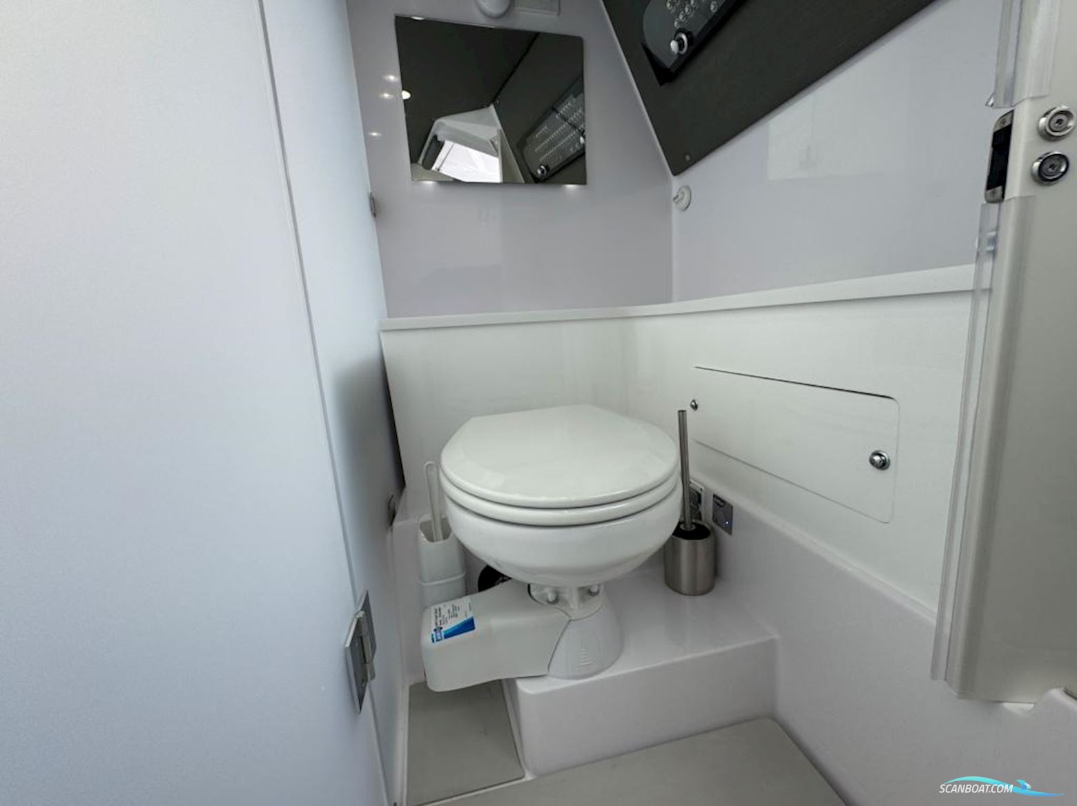 AXOPAR 37 Cross Cabin