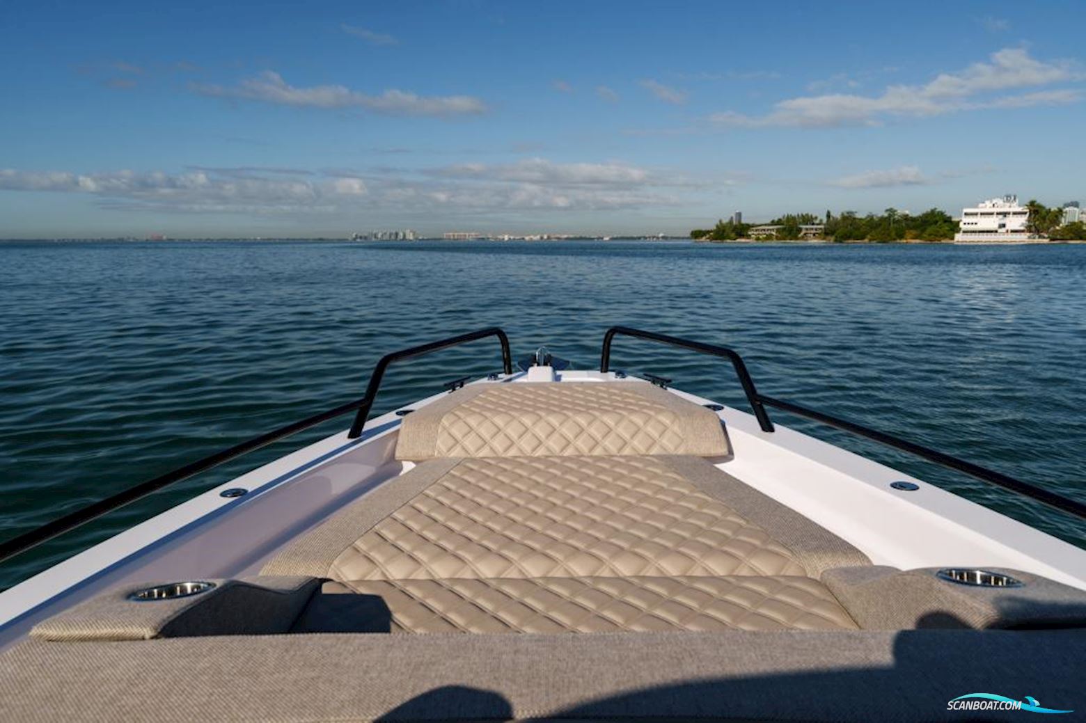 AXOPAR 37 Cross Cabin