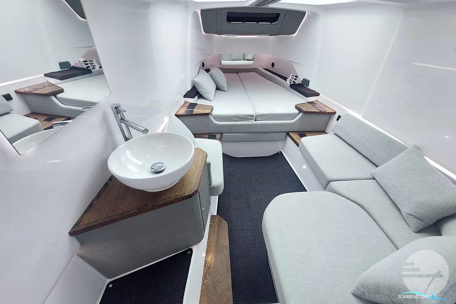 AXOPAR 37 Cross Cabin