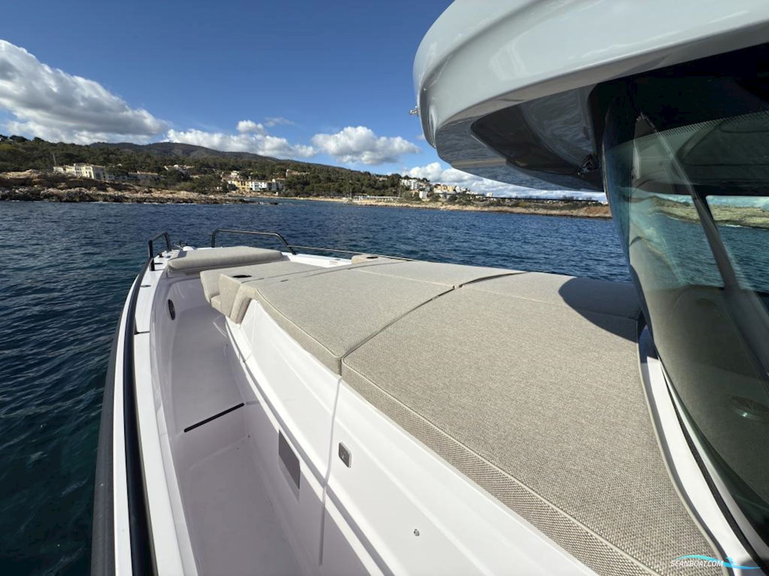 Axopar 37 Cross Cabin