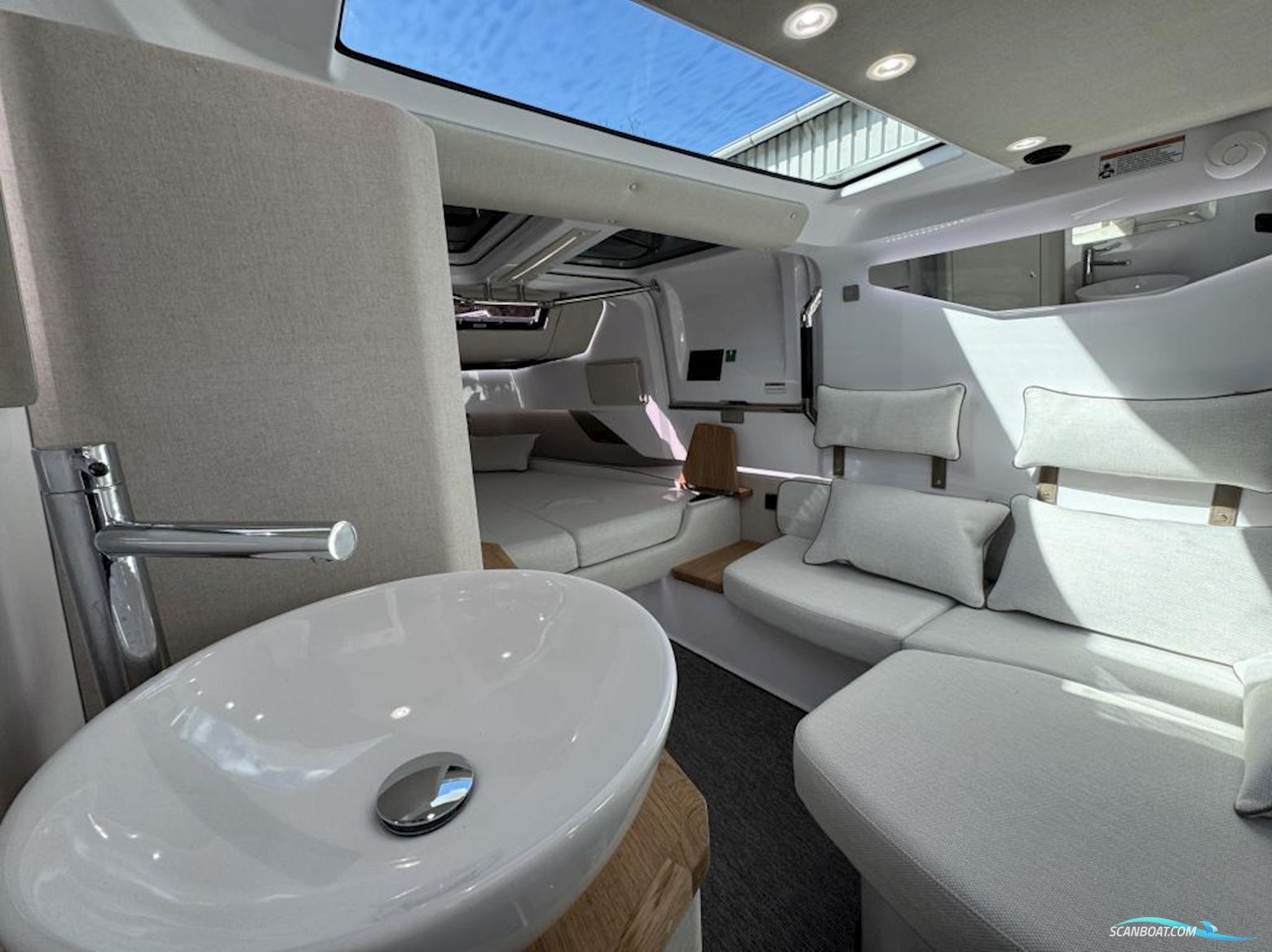 Axopar 37 Cross Cabin