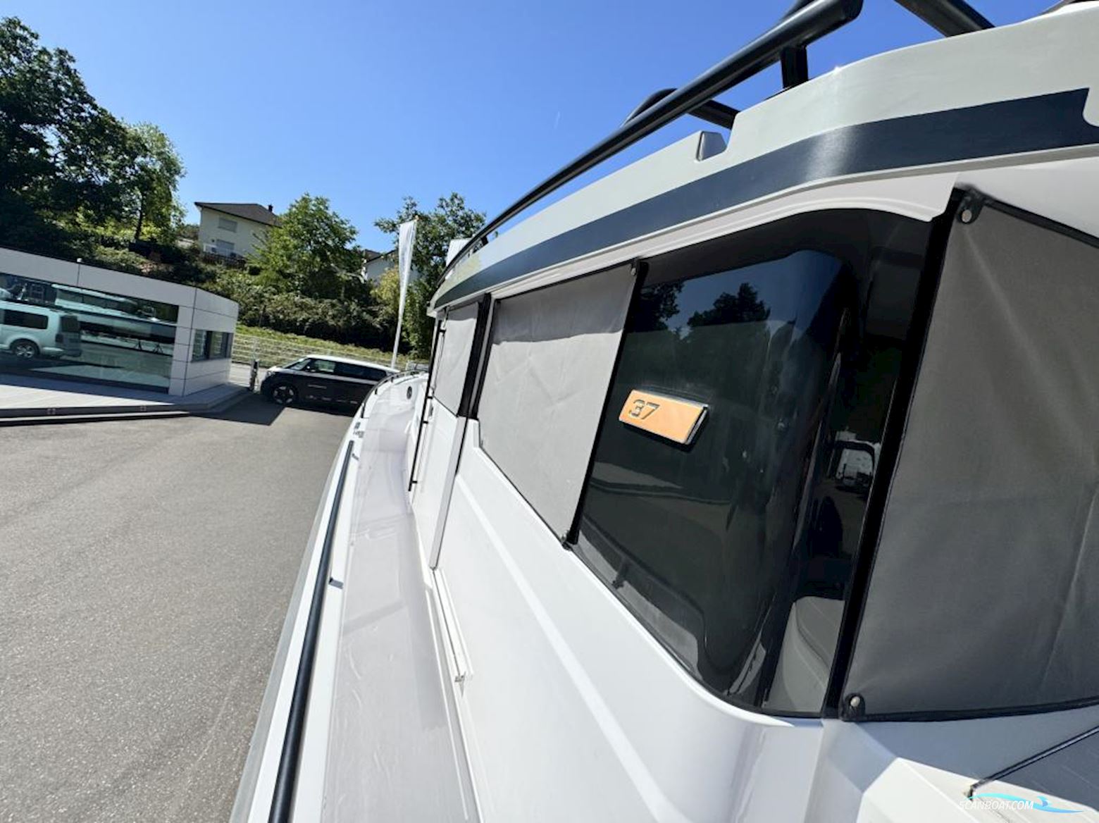 AXOPAR 37 Cross Cabin
