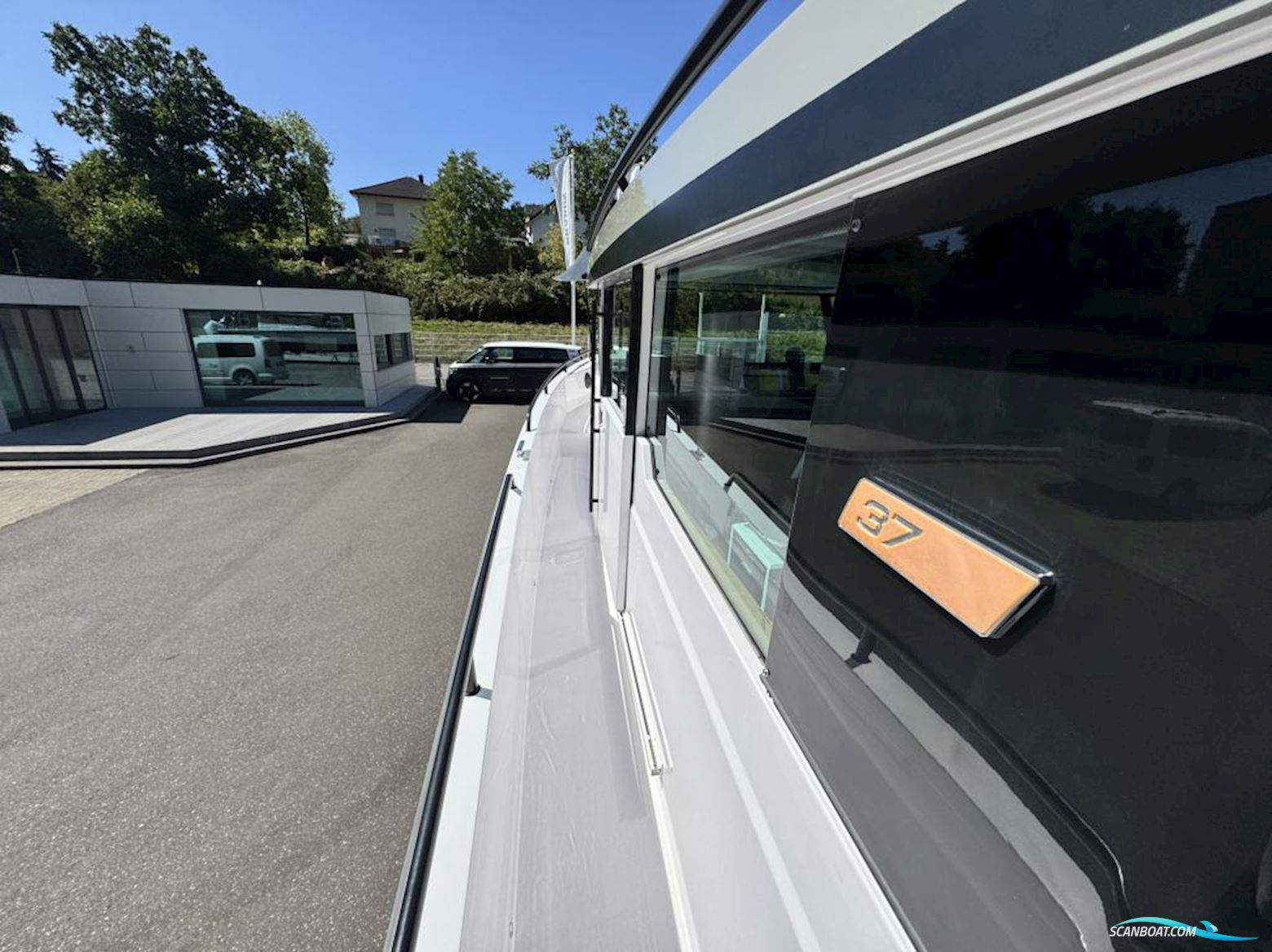 AXOPAR 37 Cross Cabin