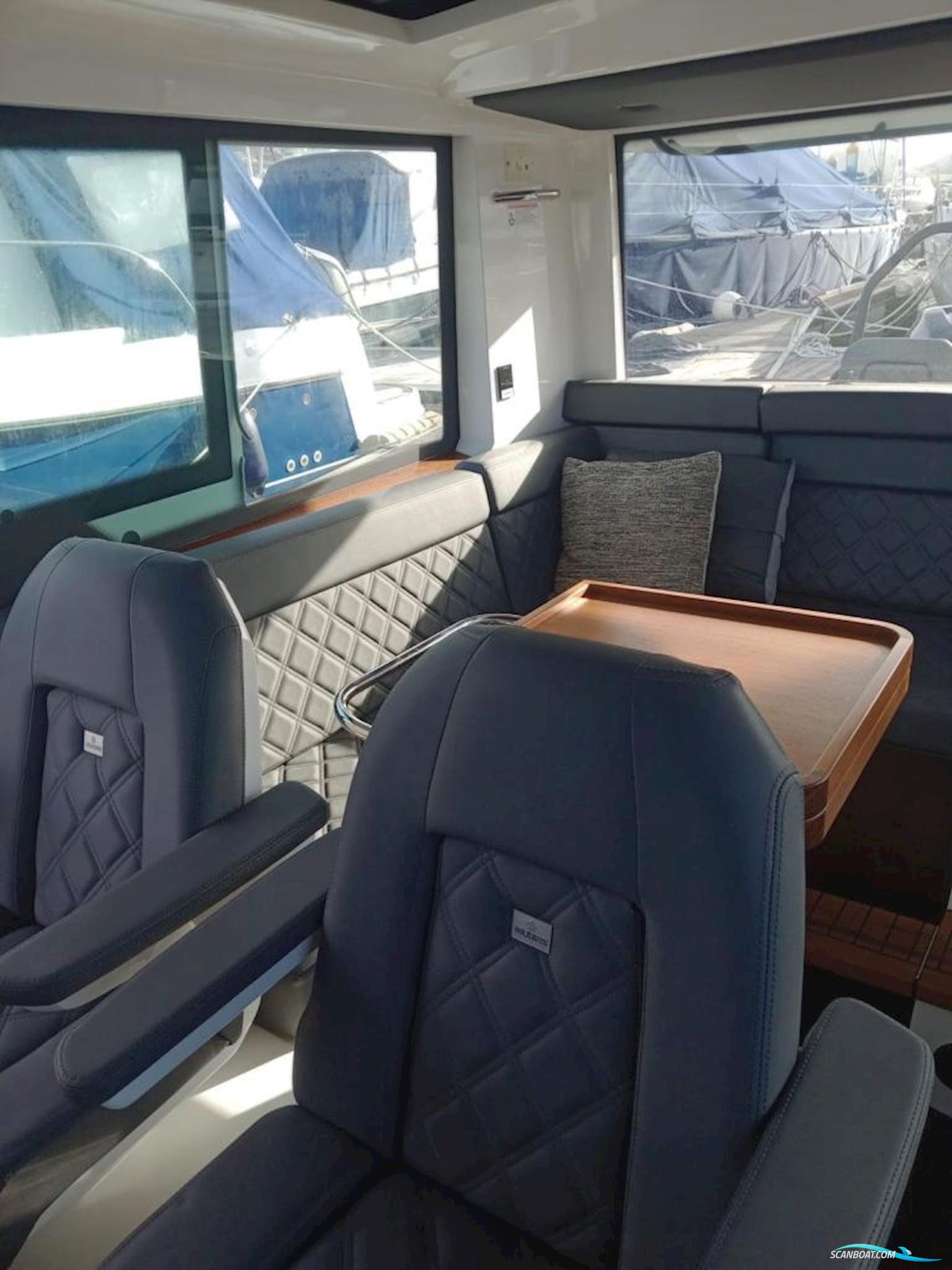 Axopar 37 Sports Cabin