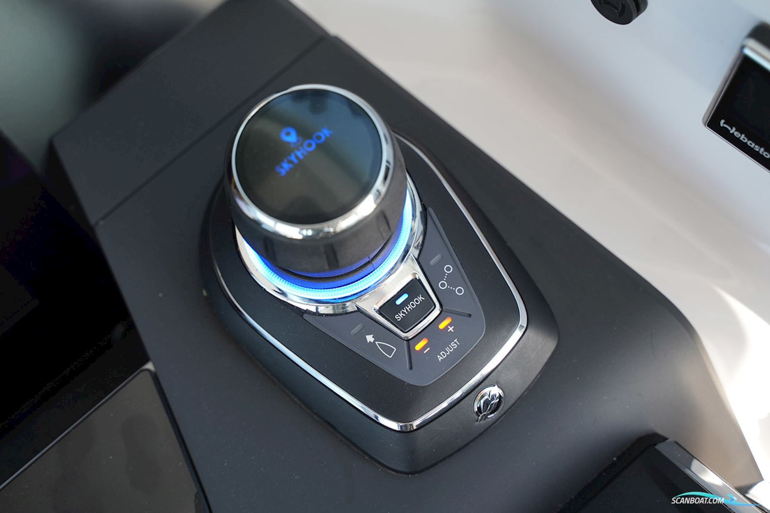 Axopar 37 XC Cross Cabin Mediterrana Edition