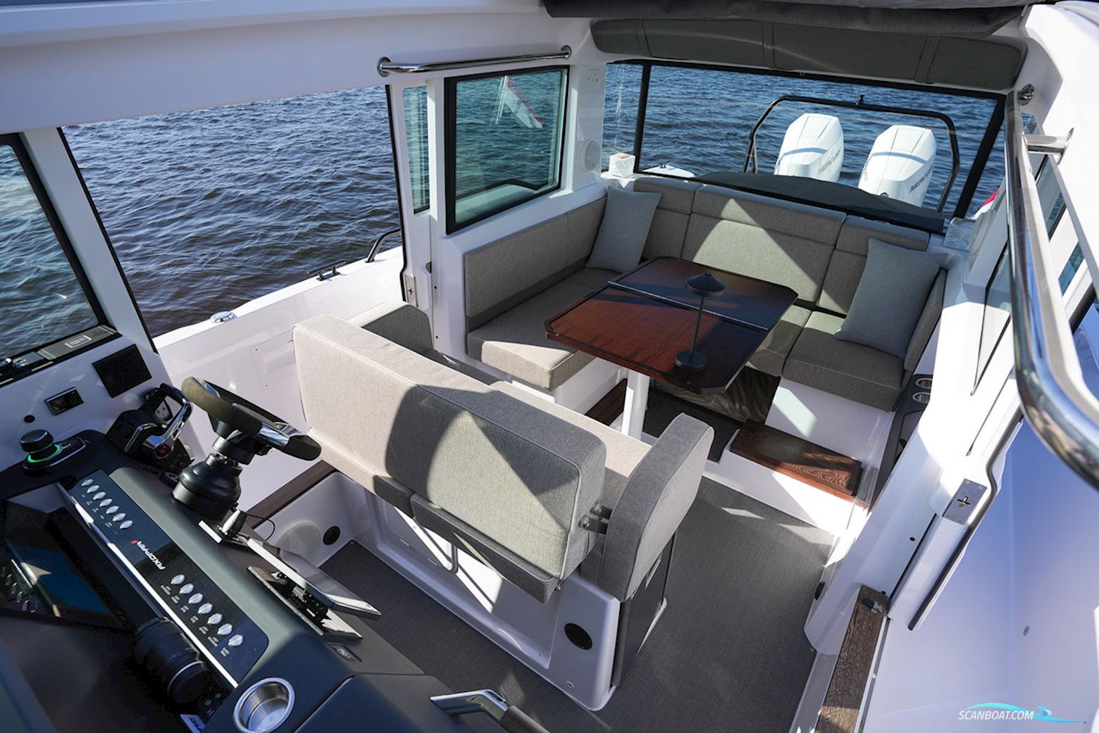 Axopar 37 XC Cross Cabin Mediterrana Edition