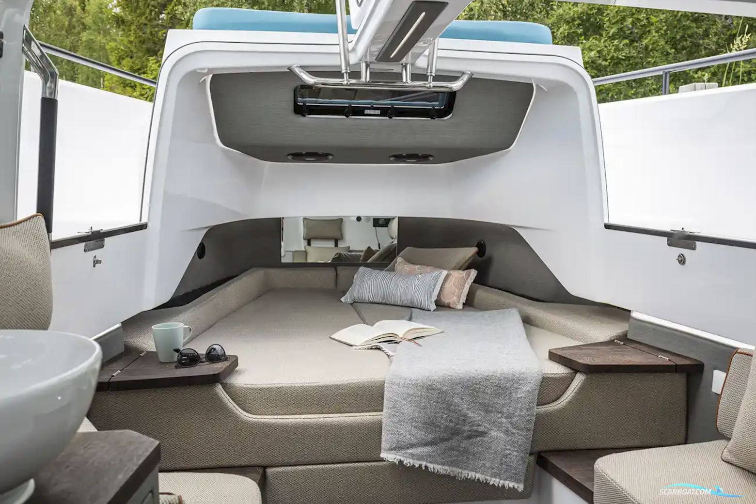 AXOPAR 37 XC Cross Cabin