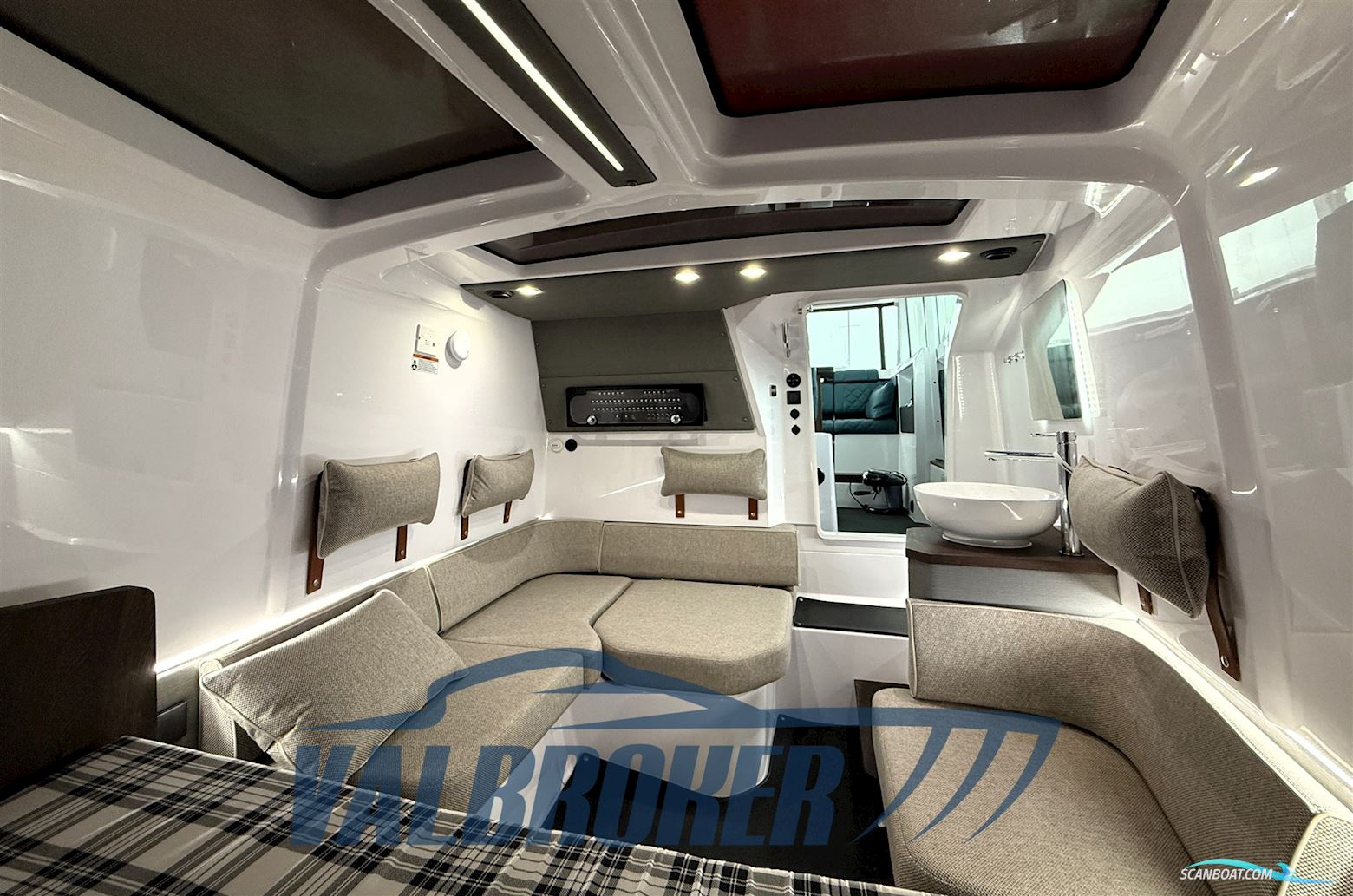Axopar 37 XC Cross Cabin