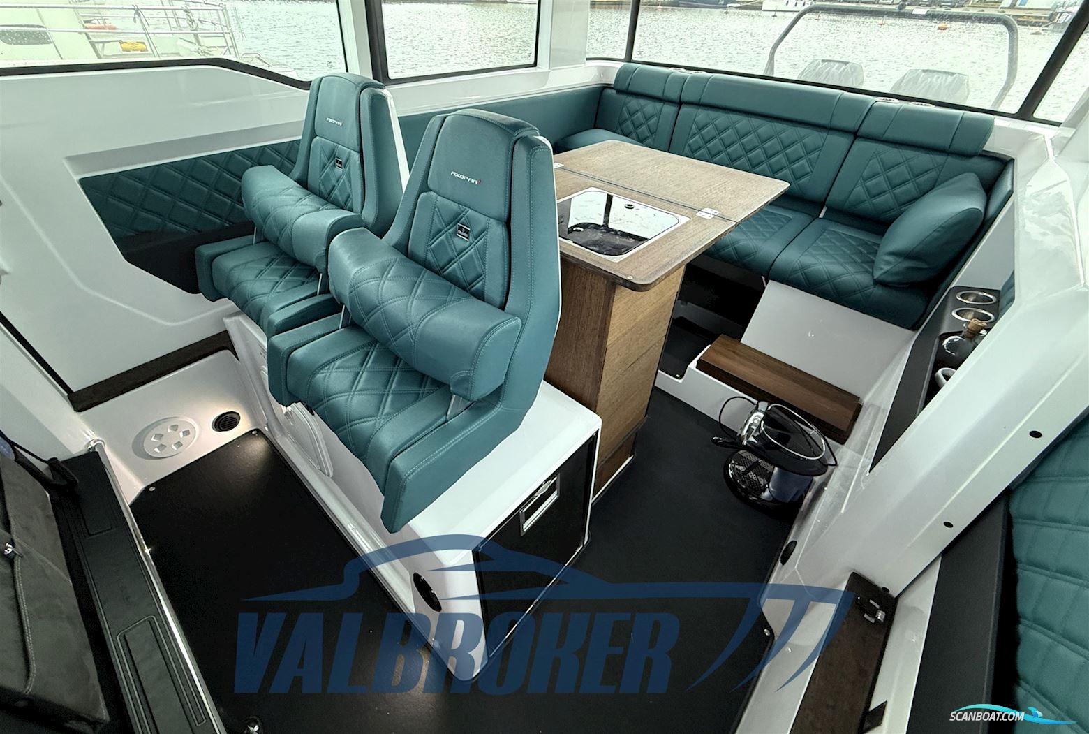 Axopar 37 XC Cross Cabin