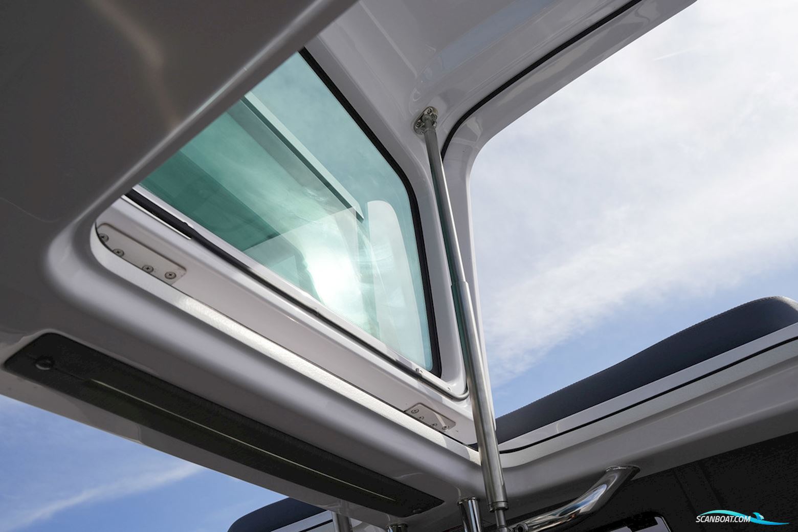 AXOPAR 37 XC Cross Cabin