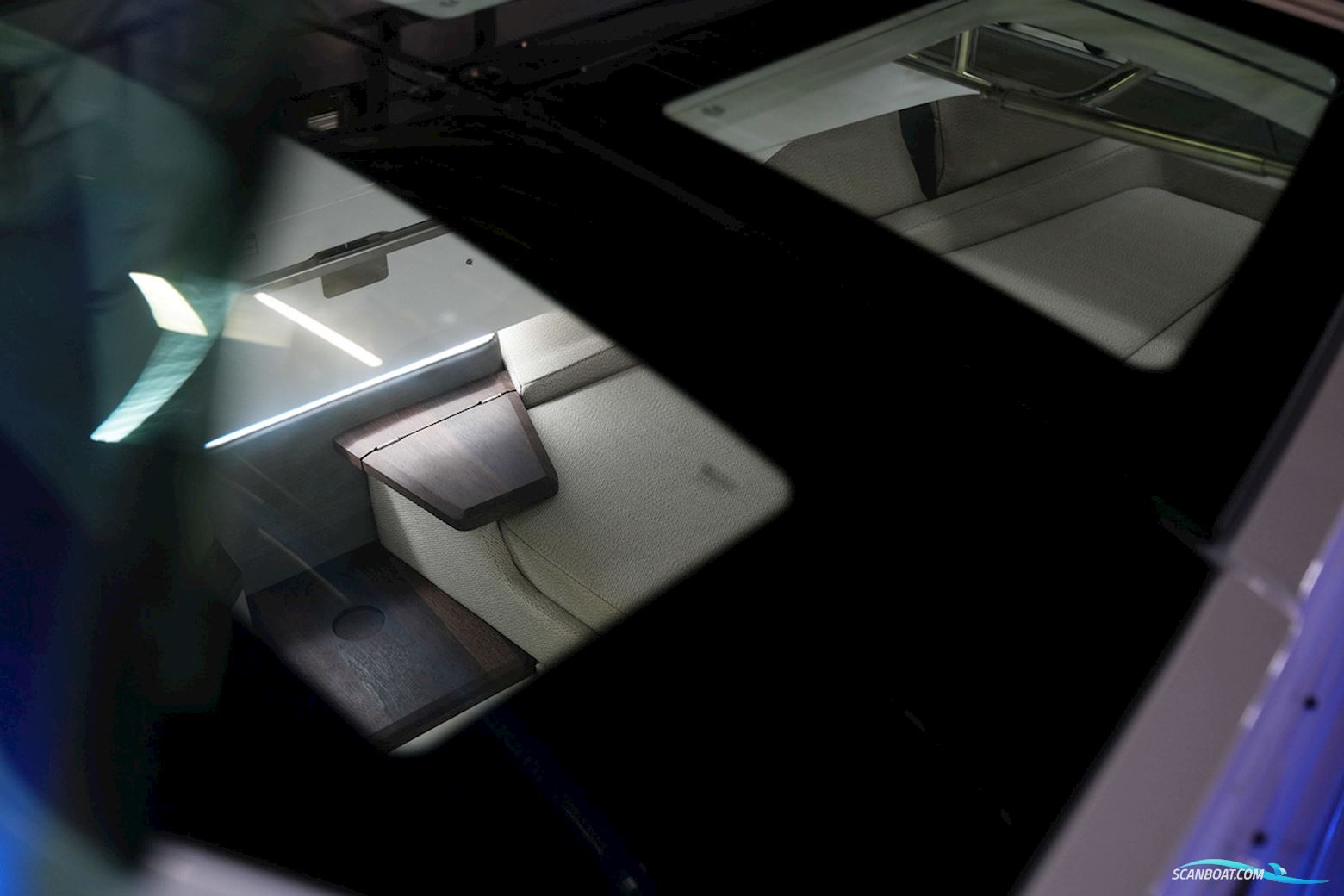 AXOPAR 37 XC Cross Cabin