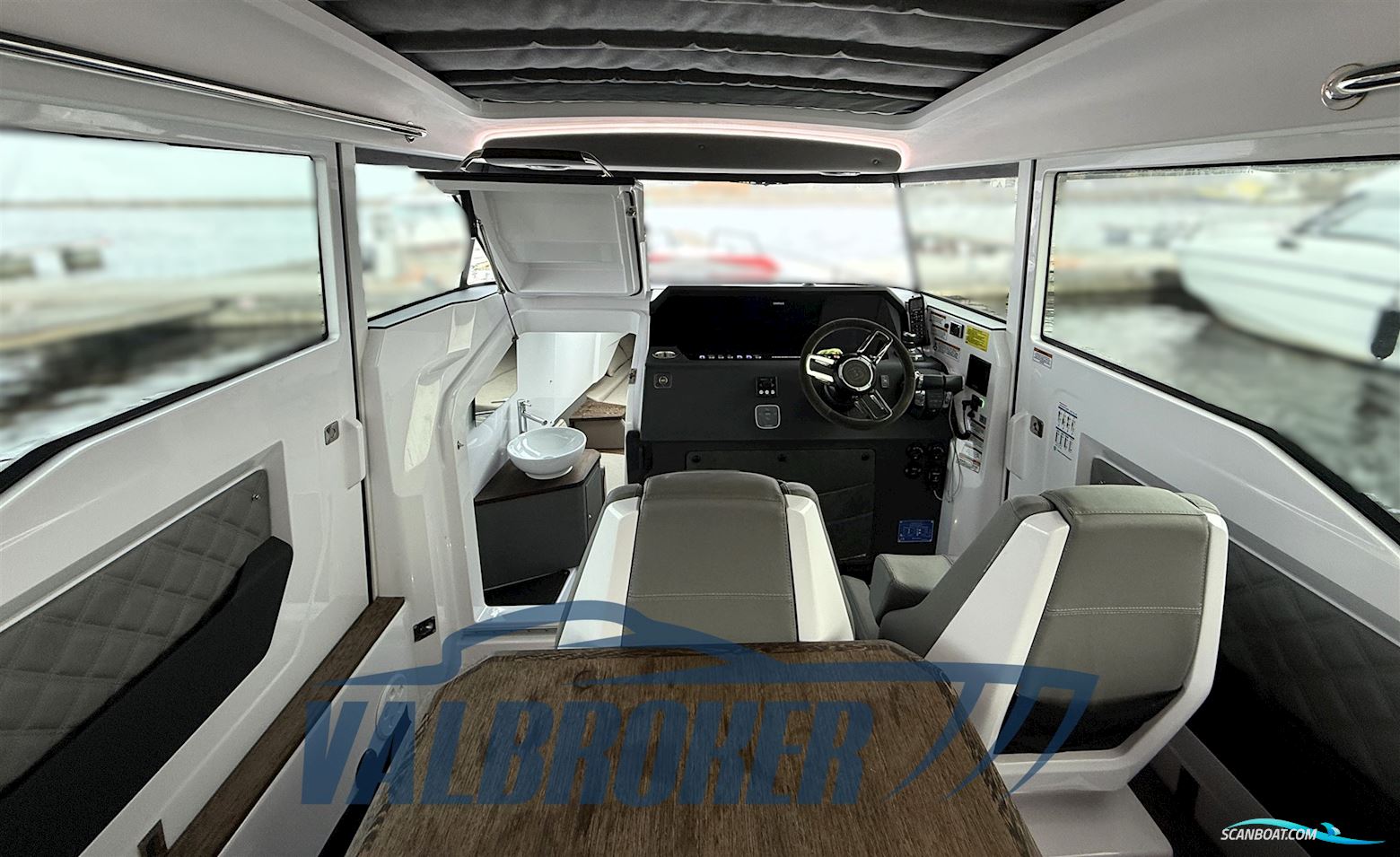 AXOPAR 37 XC Cross Cabin