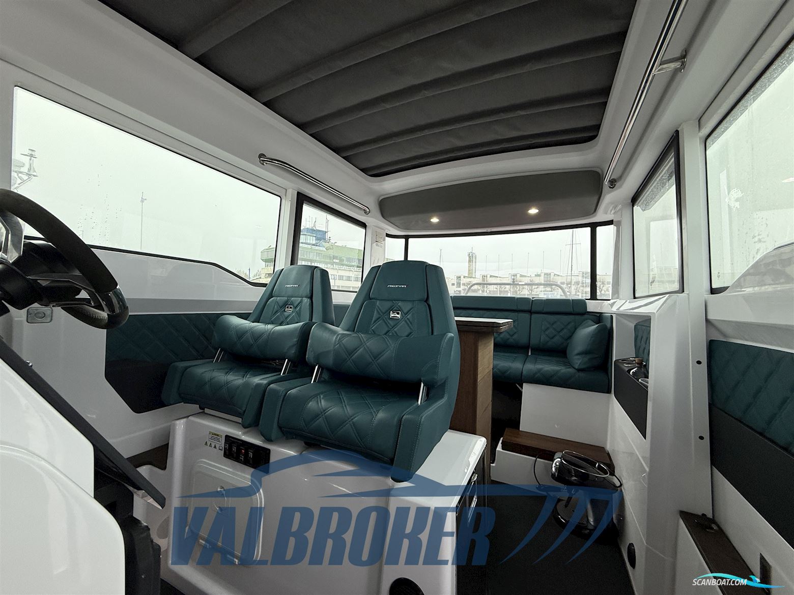 Axopar 37 XC Cross Cabin