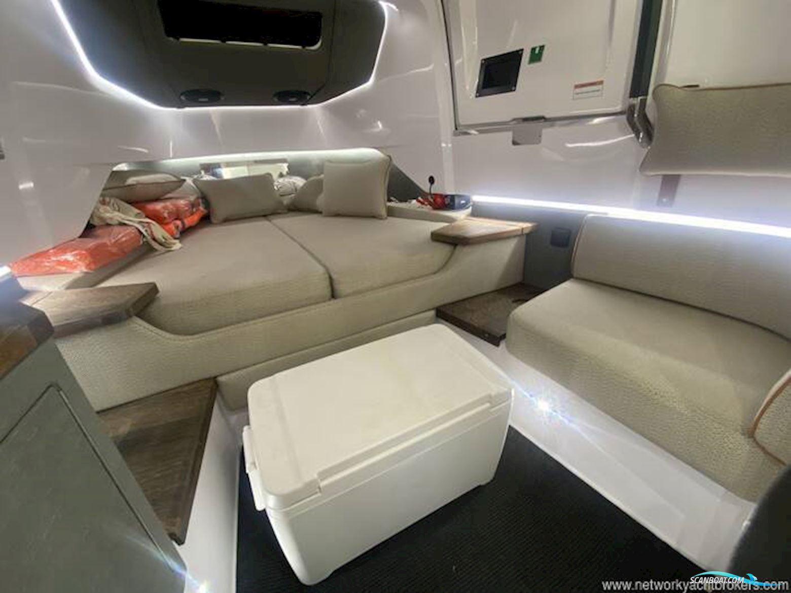 Axopar 37 XC Cross Cabin