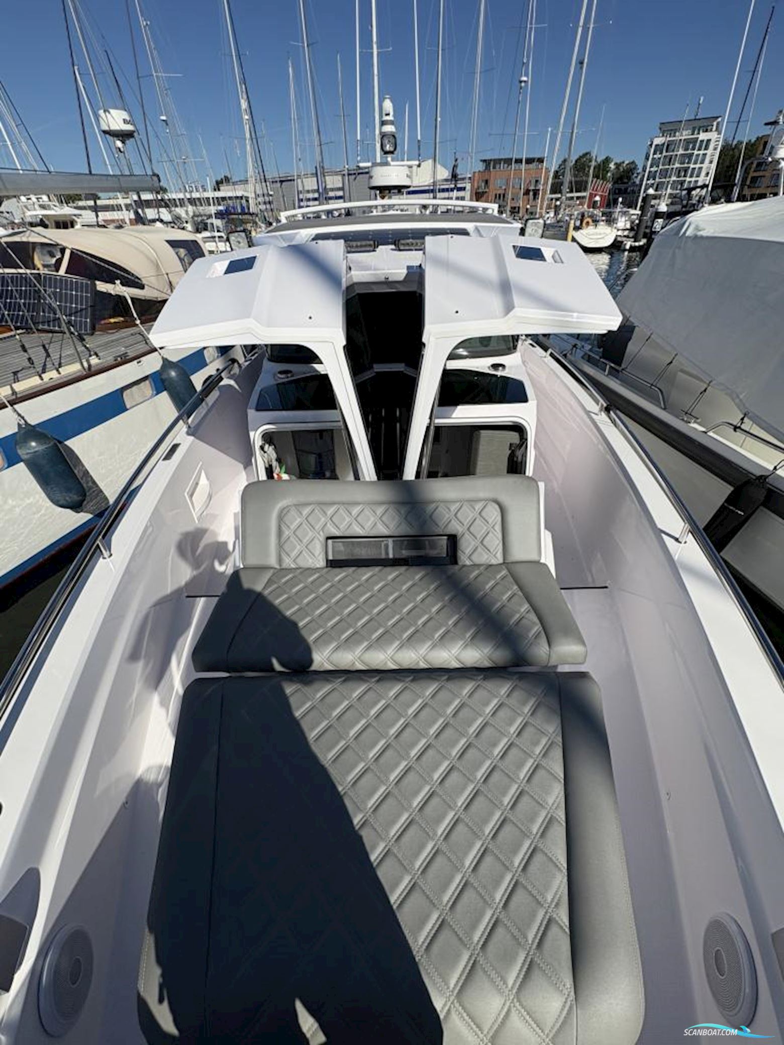 Axopar 37 XC Cross Cabin