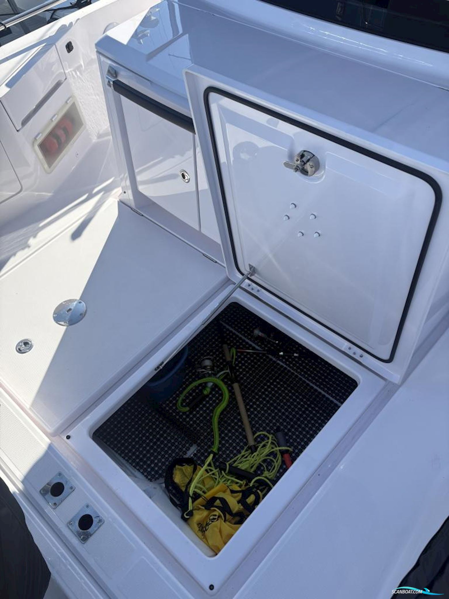 Axopar 37 XC Cross Cabin