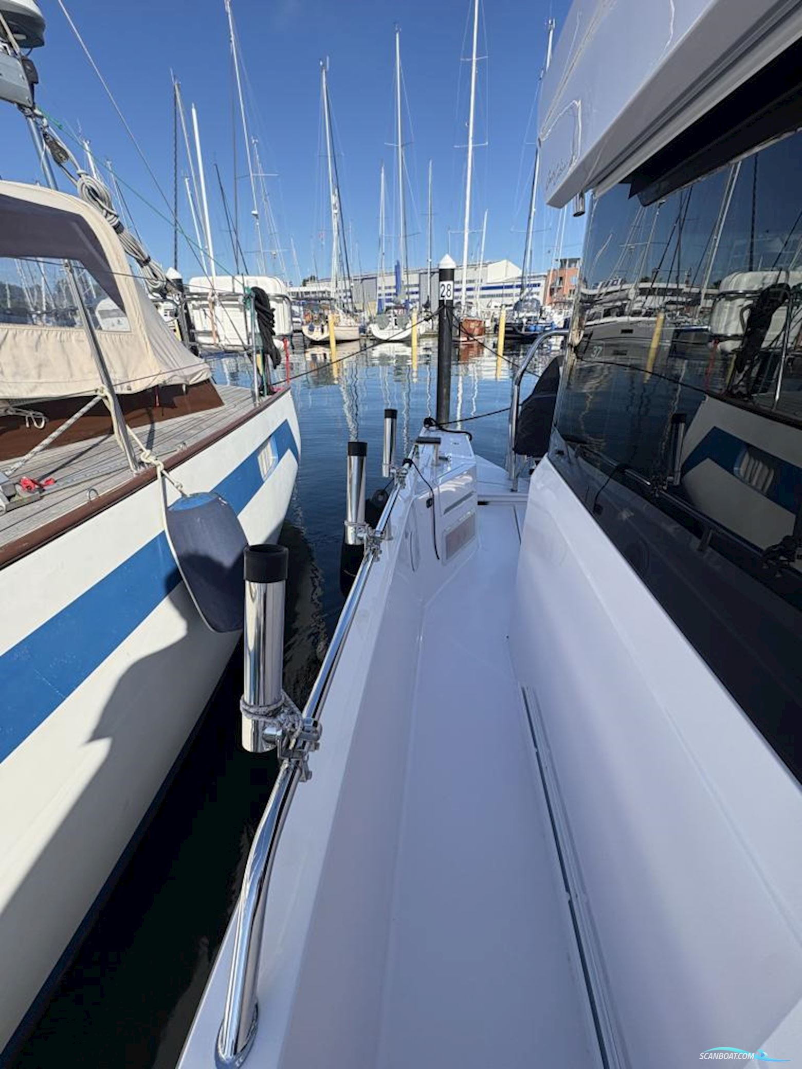 Axopar 37 XC Cross Cabin