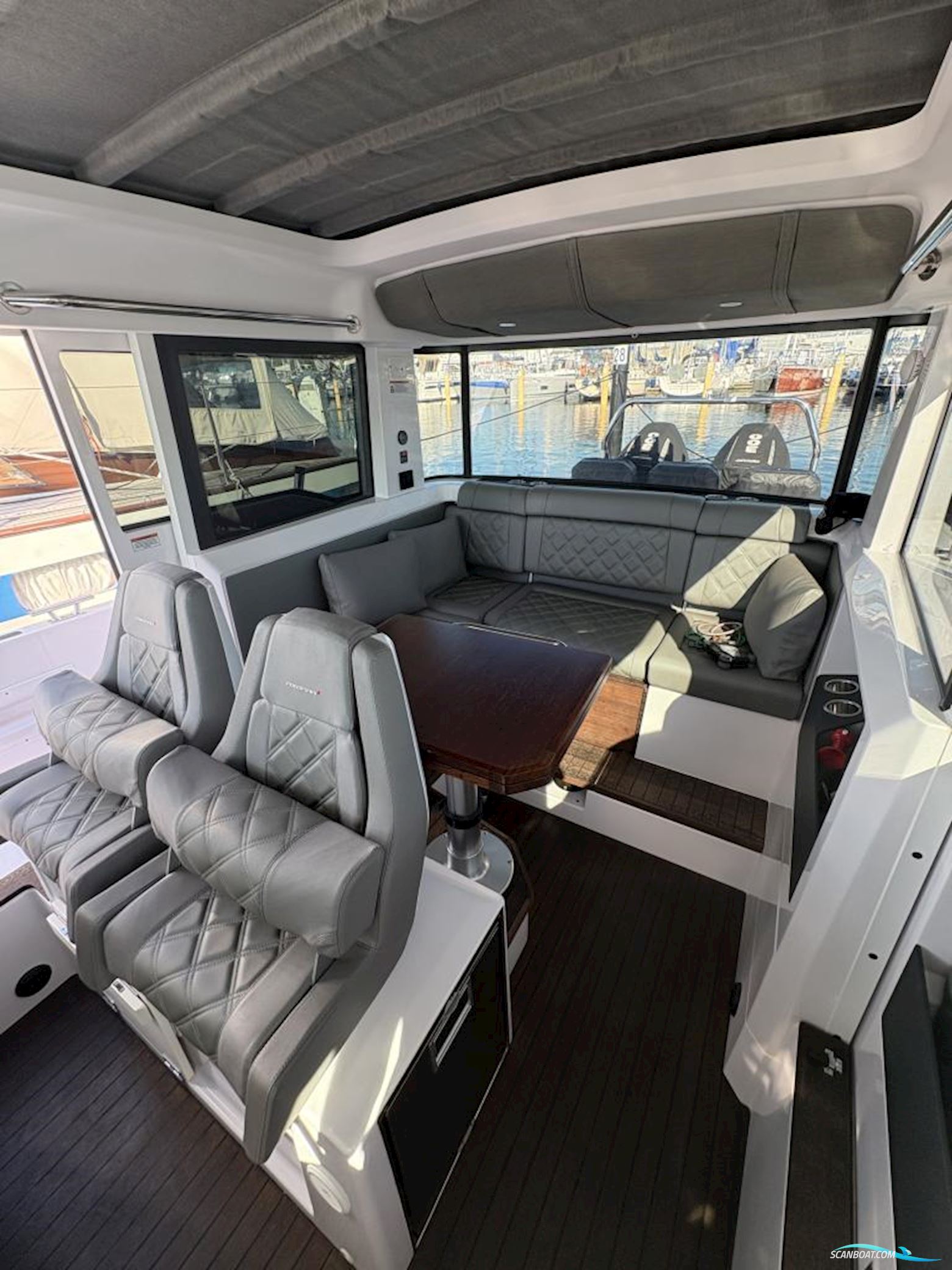 Axopar 37 XC Cross Cabin