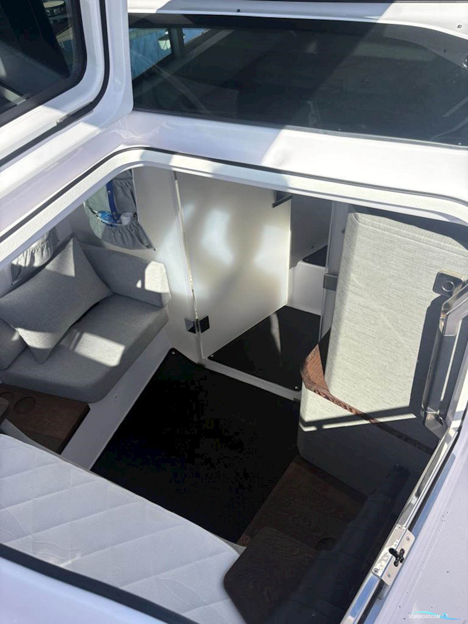 Axopar 37 XC Cross Cabin