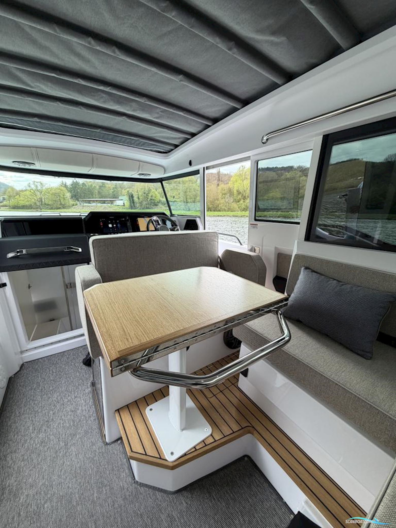 Axopar 37 XC Cross Cabin