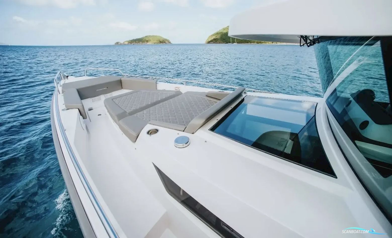 Axopar 37 XC Cross Cabin