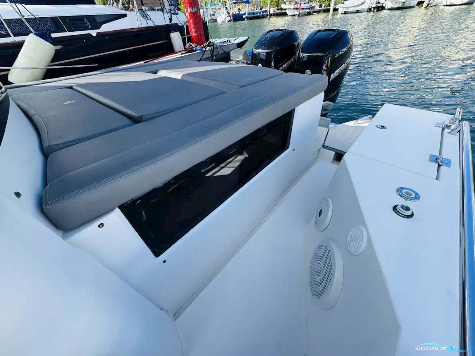 Axopar 37 XC Cross Cabin