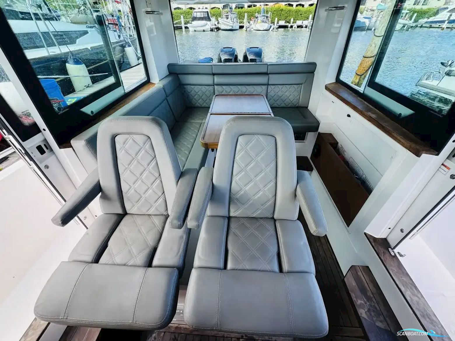 Axopar 37 XC Cross Cabin