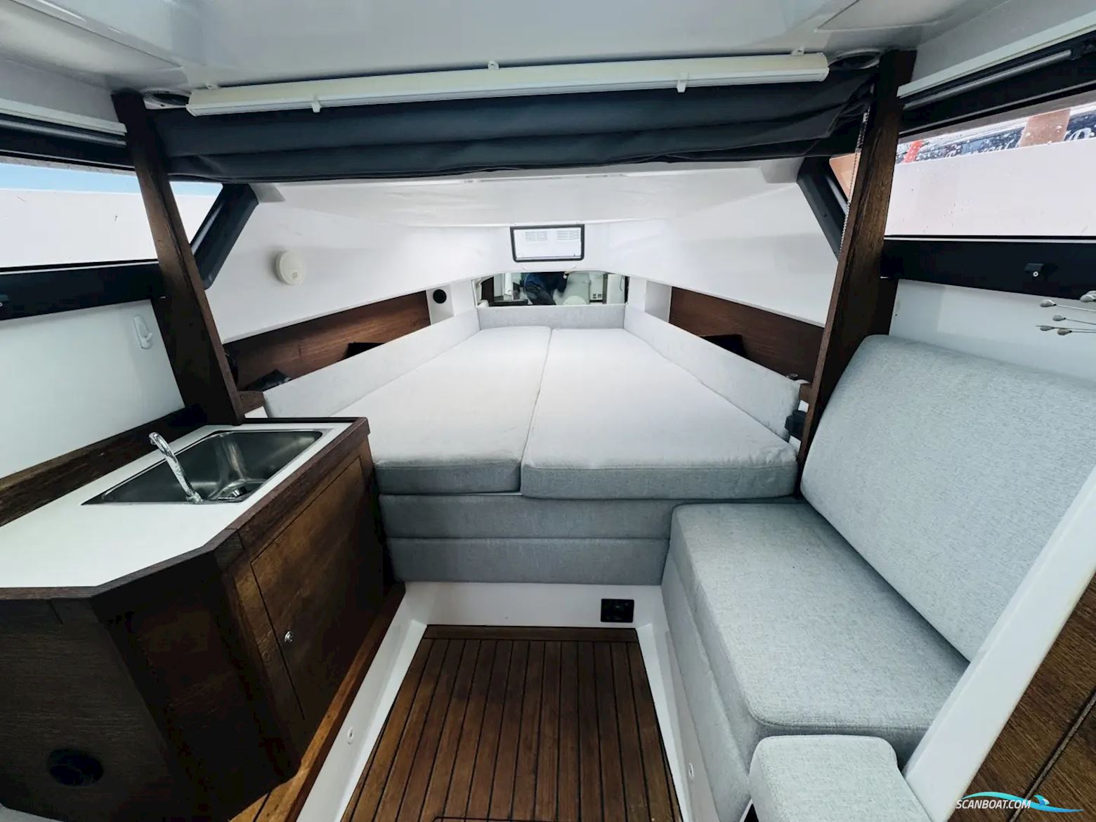 Axopar 37 XC Cross Cabin