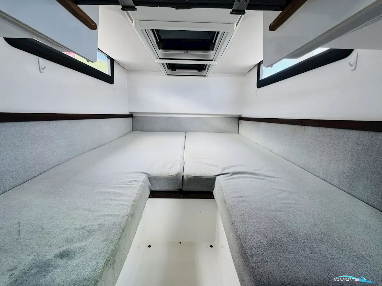 Axopar 37 XC Cross Cabin