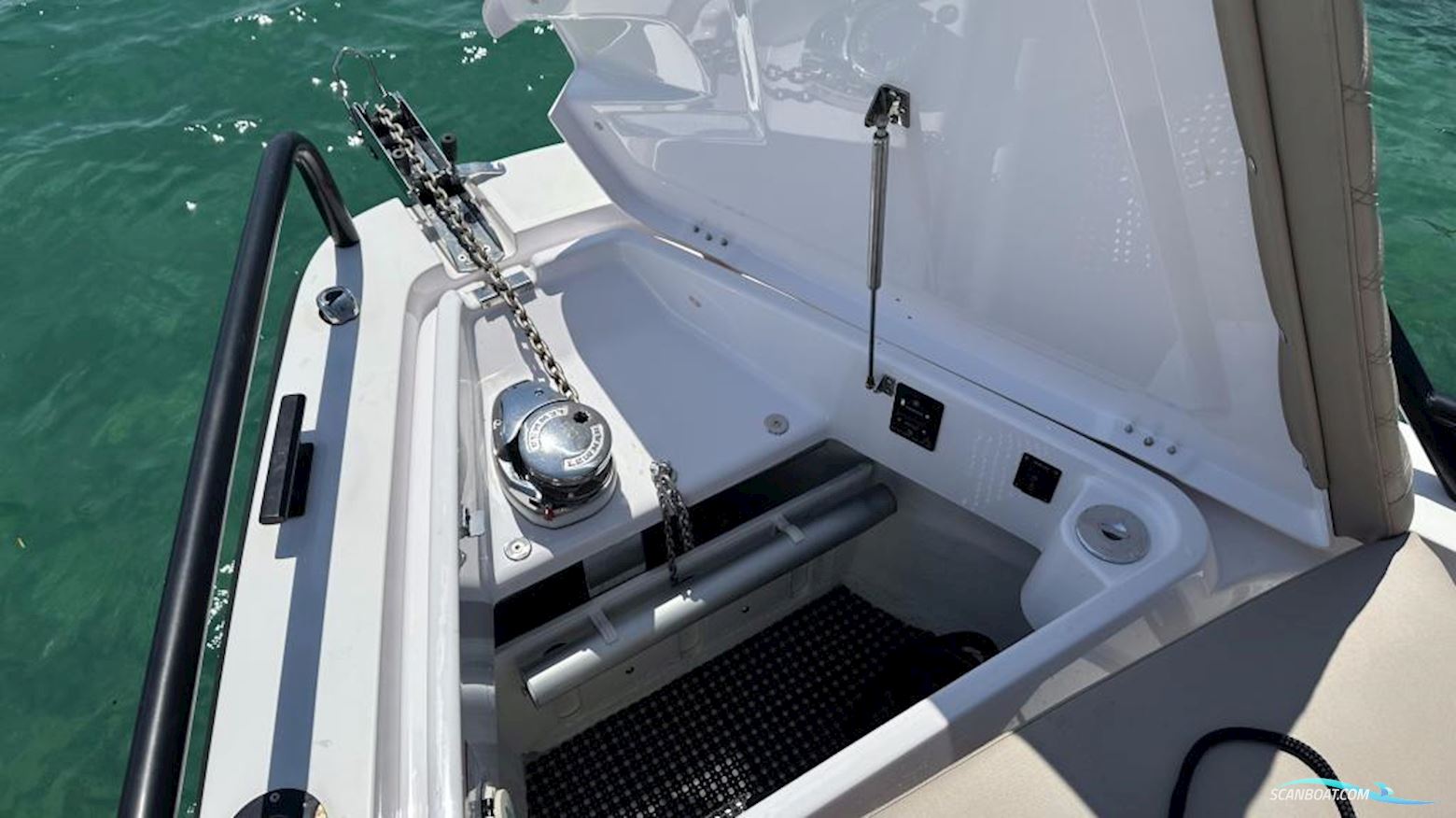 Axopar 37 XC Cross Cabin