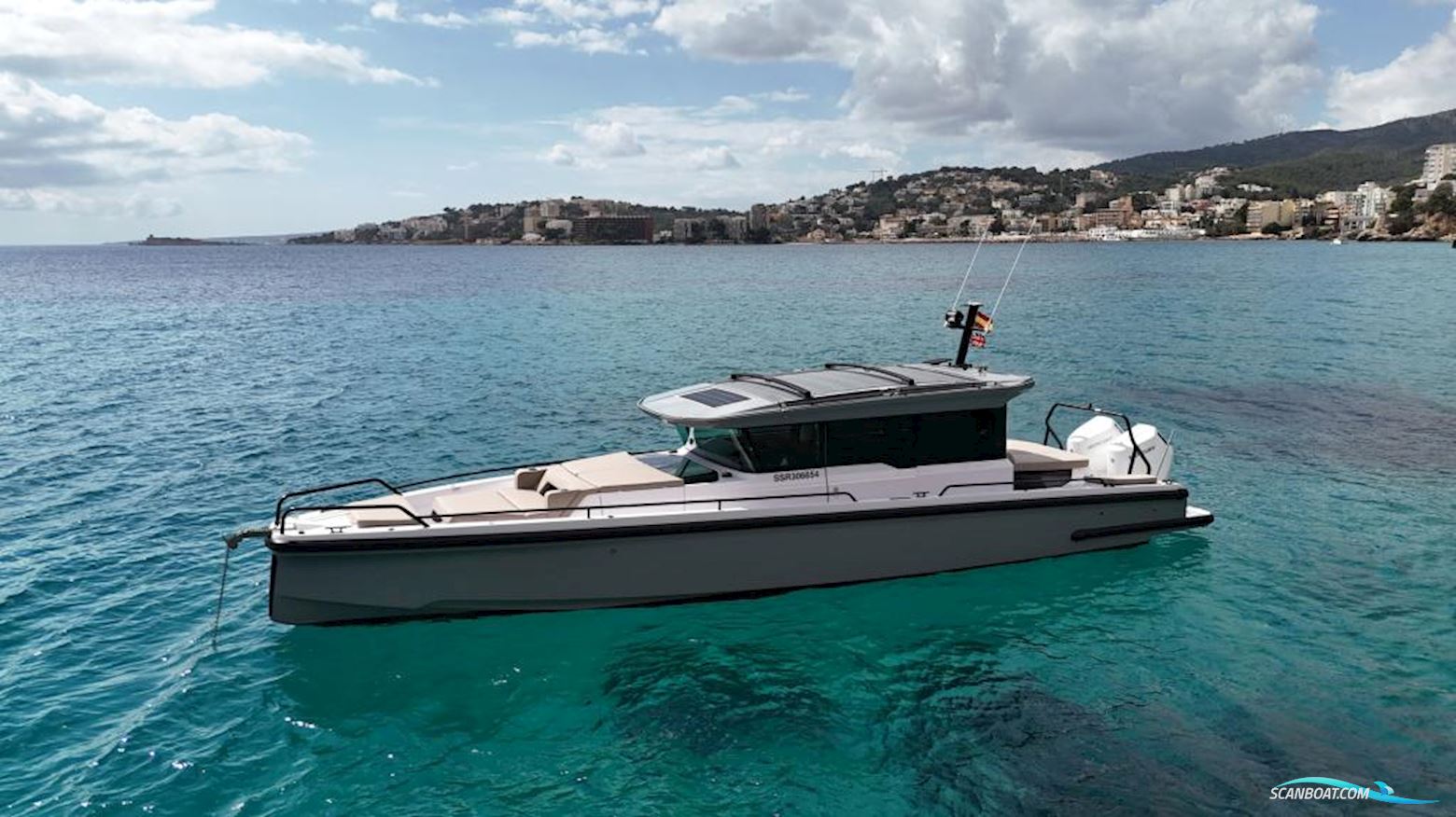 Axopar 37 XC Cross Cabin