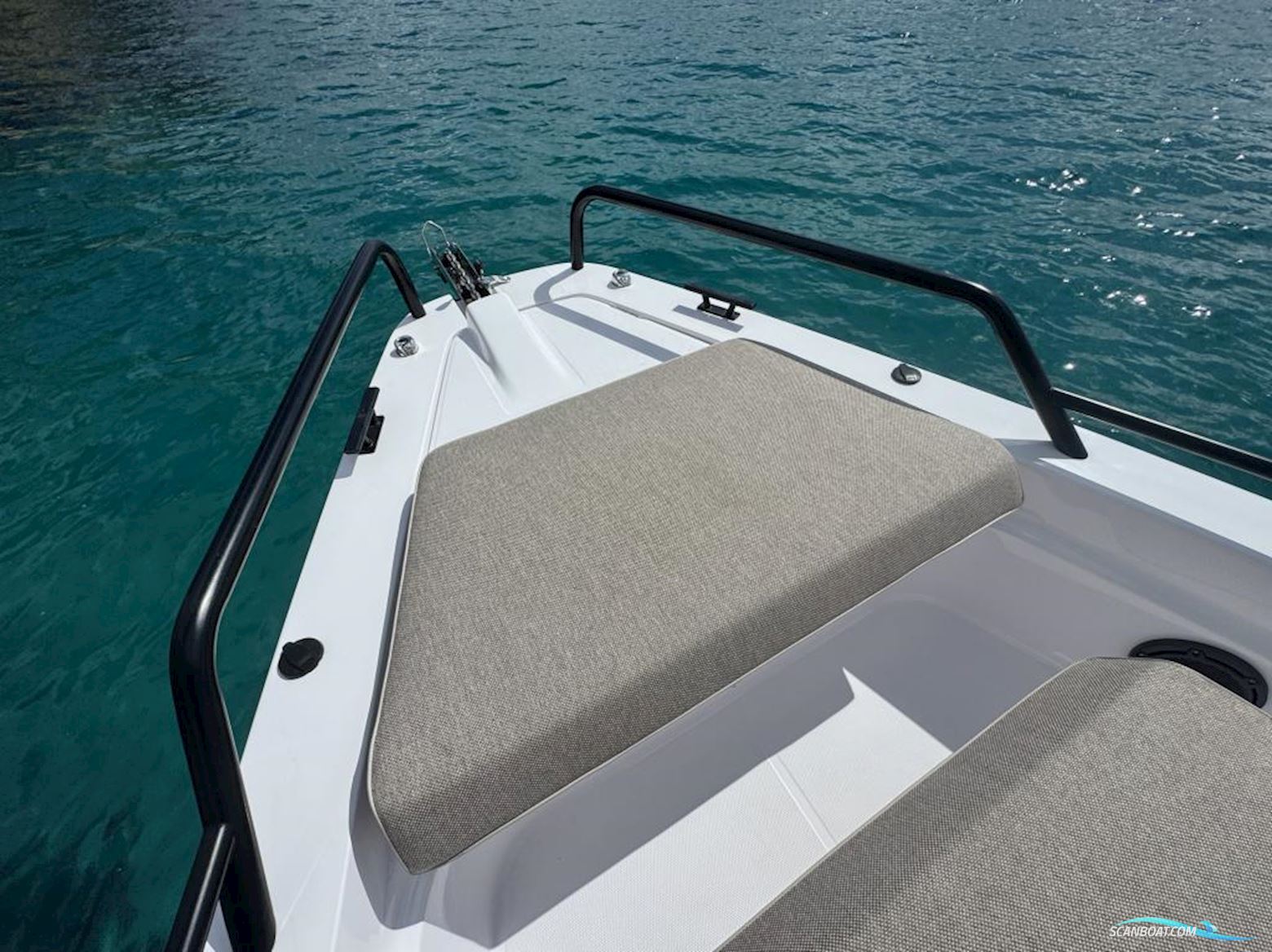 Axopar 37 XC Cross Cabin