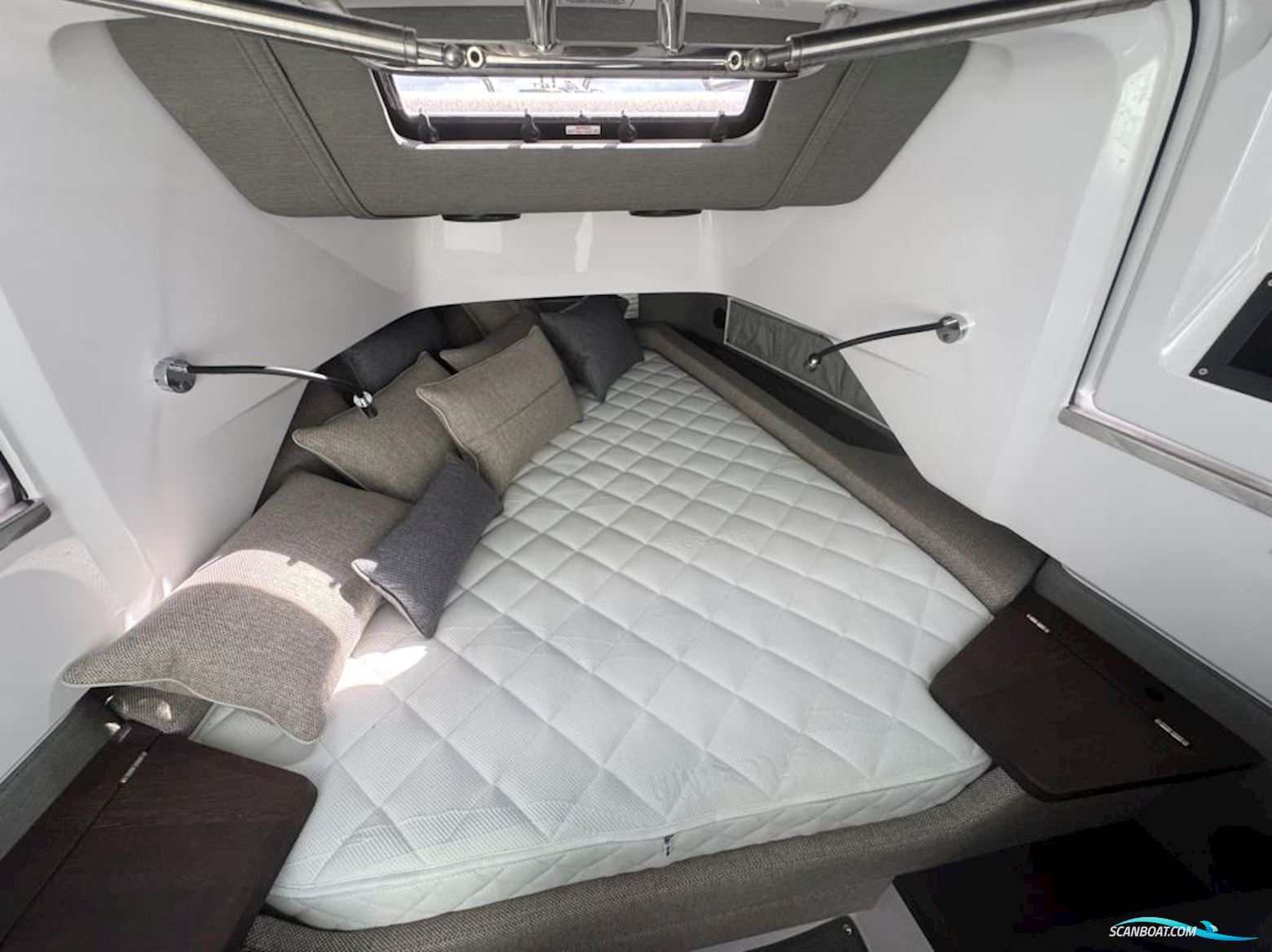 Axopar 37 XC Cross Cabin