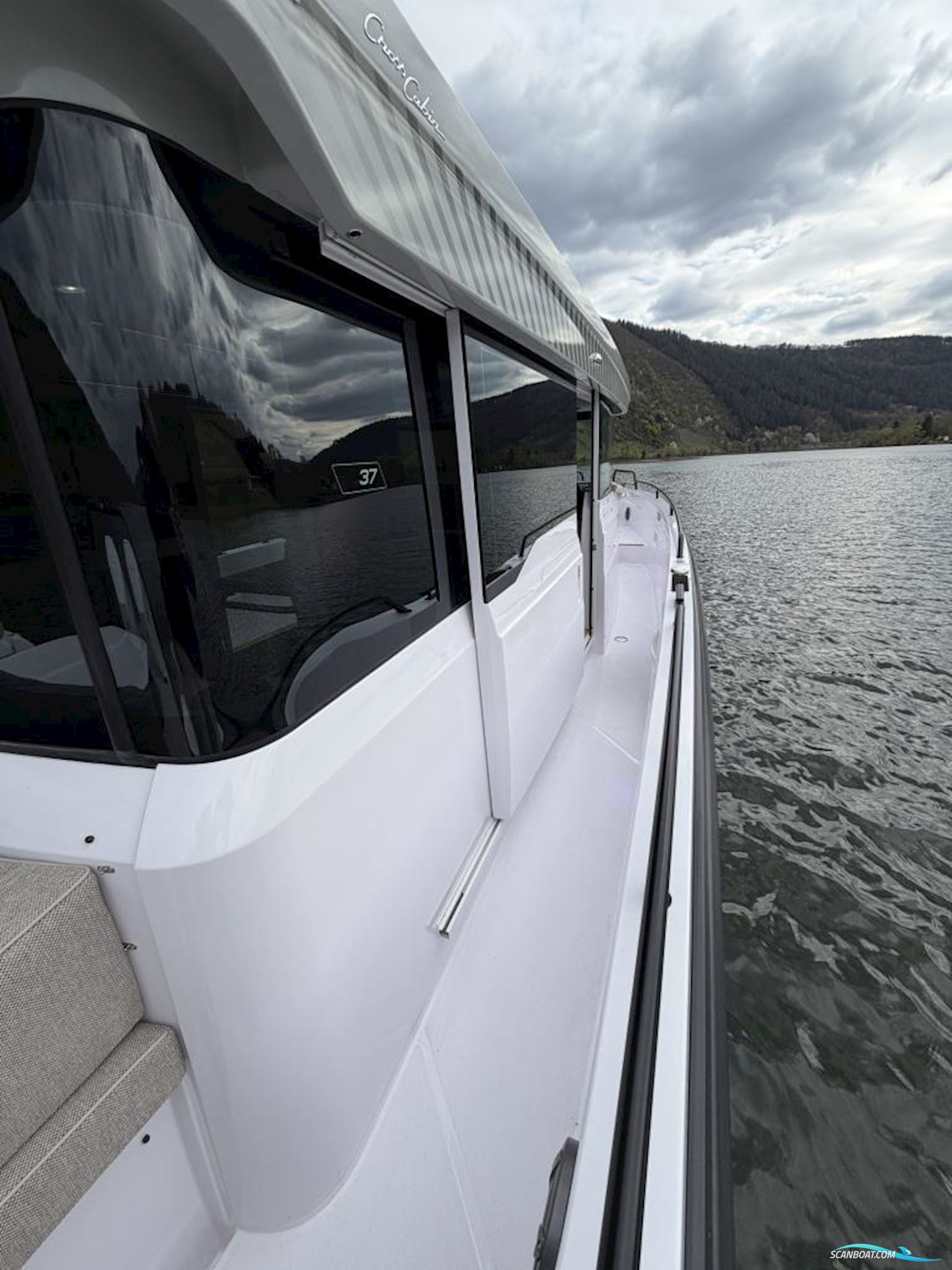 AXOPAR 37 XC Cross Cabin