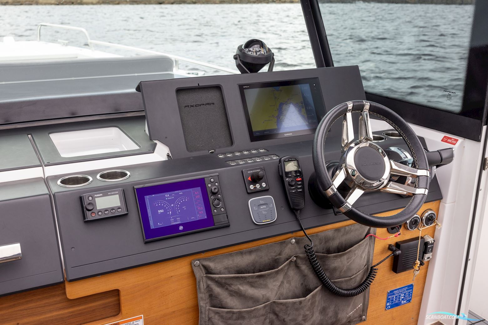 Axopar 37 XC Cross Cabin
