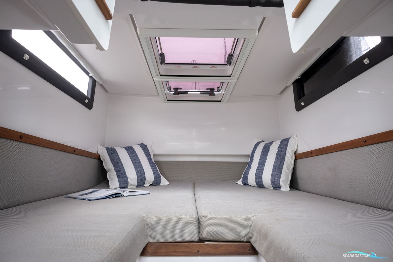 Axopar 37 XC Cross Cabin