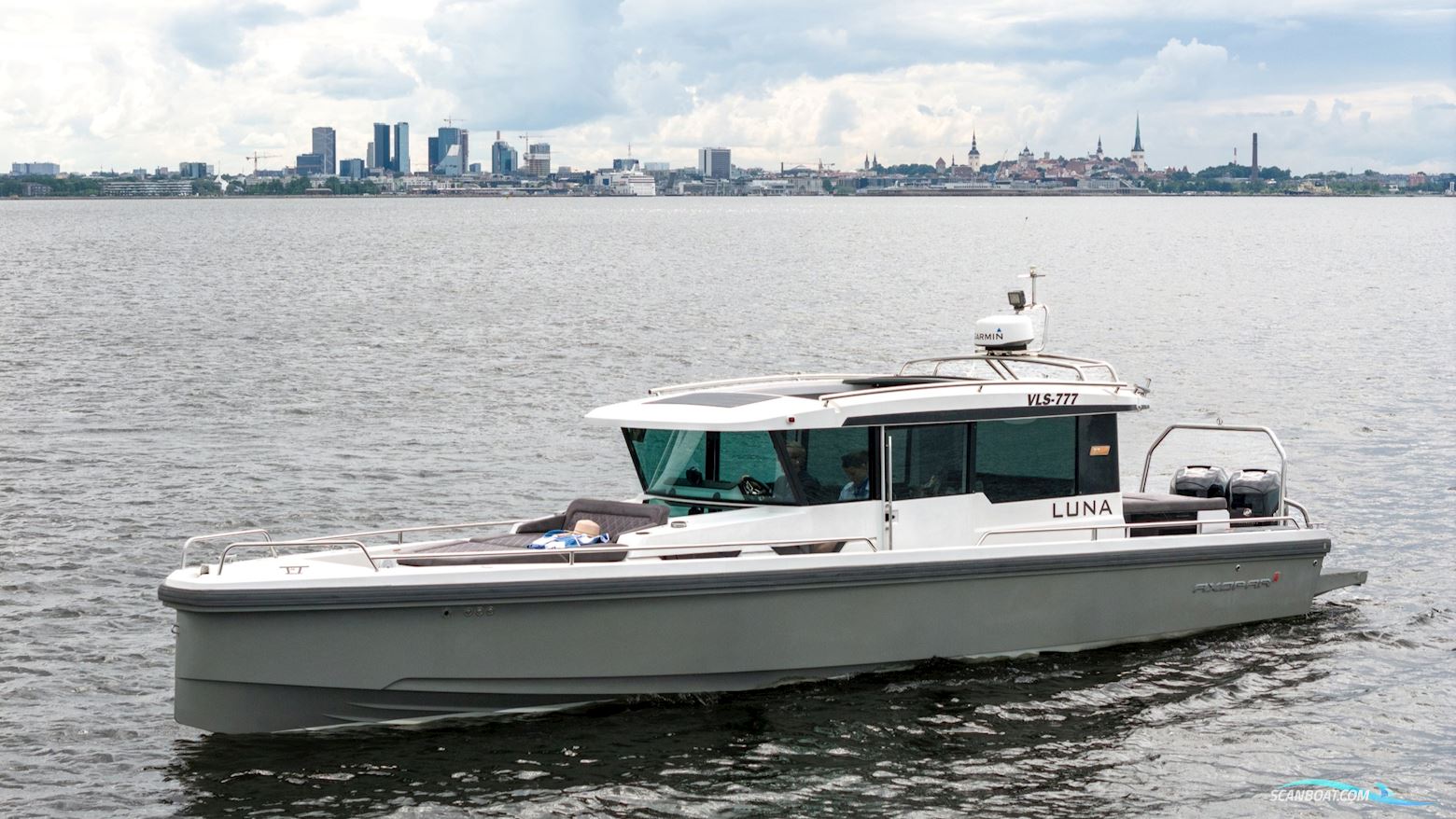 Axopar 37 XC Cross Cabin Motorboot 2018, mit Mercury L6 300hp motor, Estonia