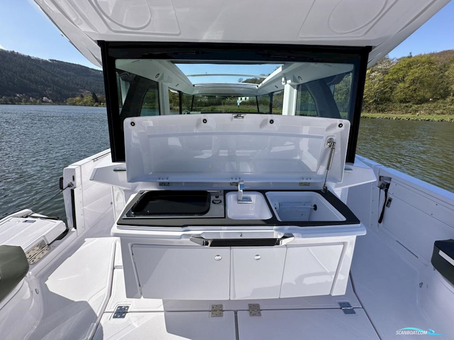 Axopar 38 Cross Cabin