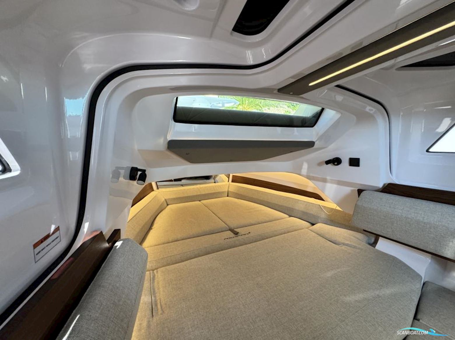 AXOPAR 38 XC Cross Cabin