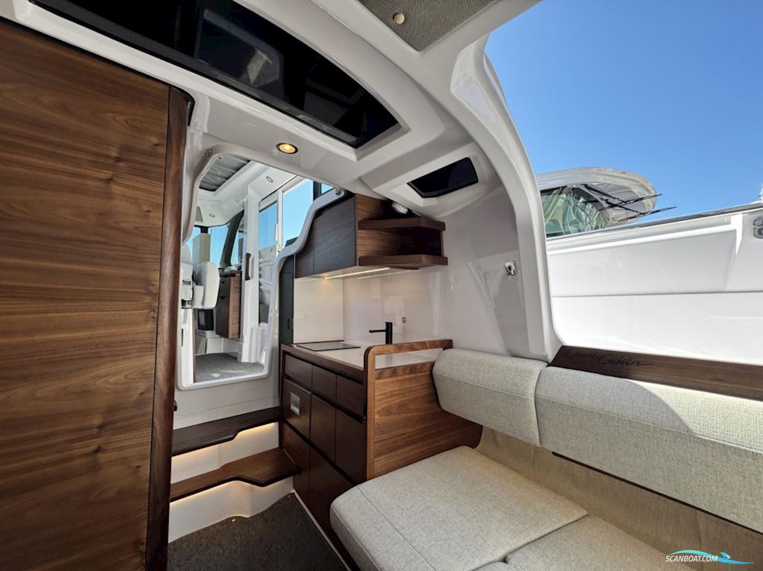 AXOPAR 38 XC Cross Cabin