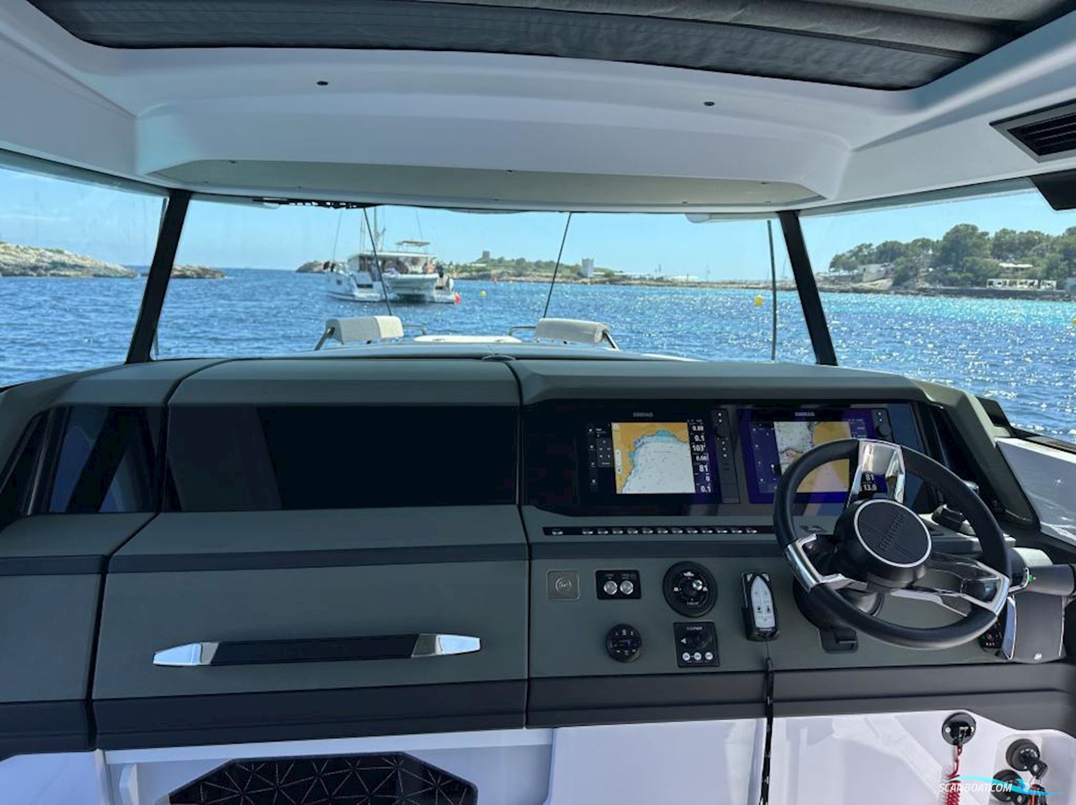 AXOPAR 38 XC Cross Cabin