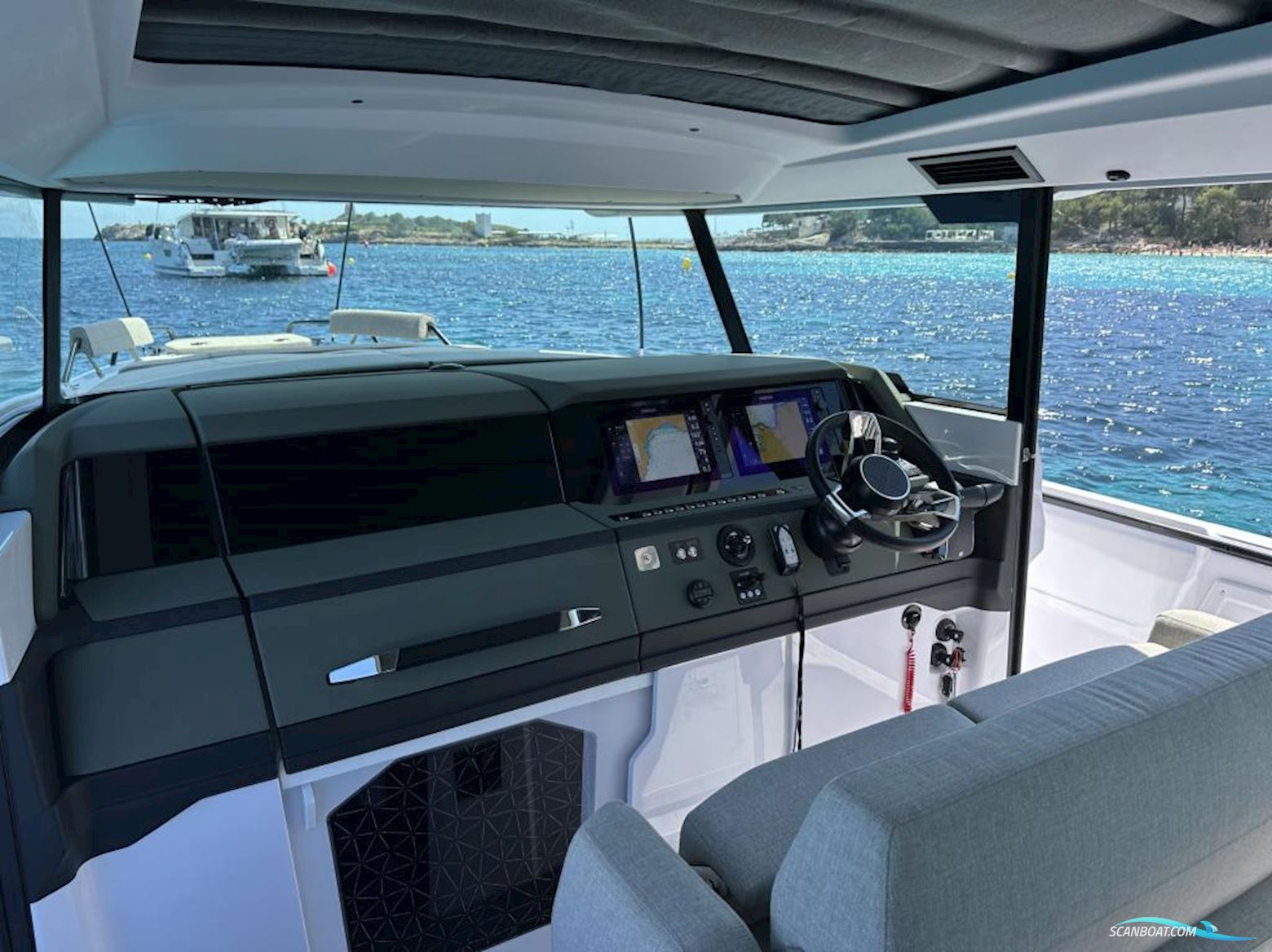 AXOPAR 38 XC Cross Cabin